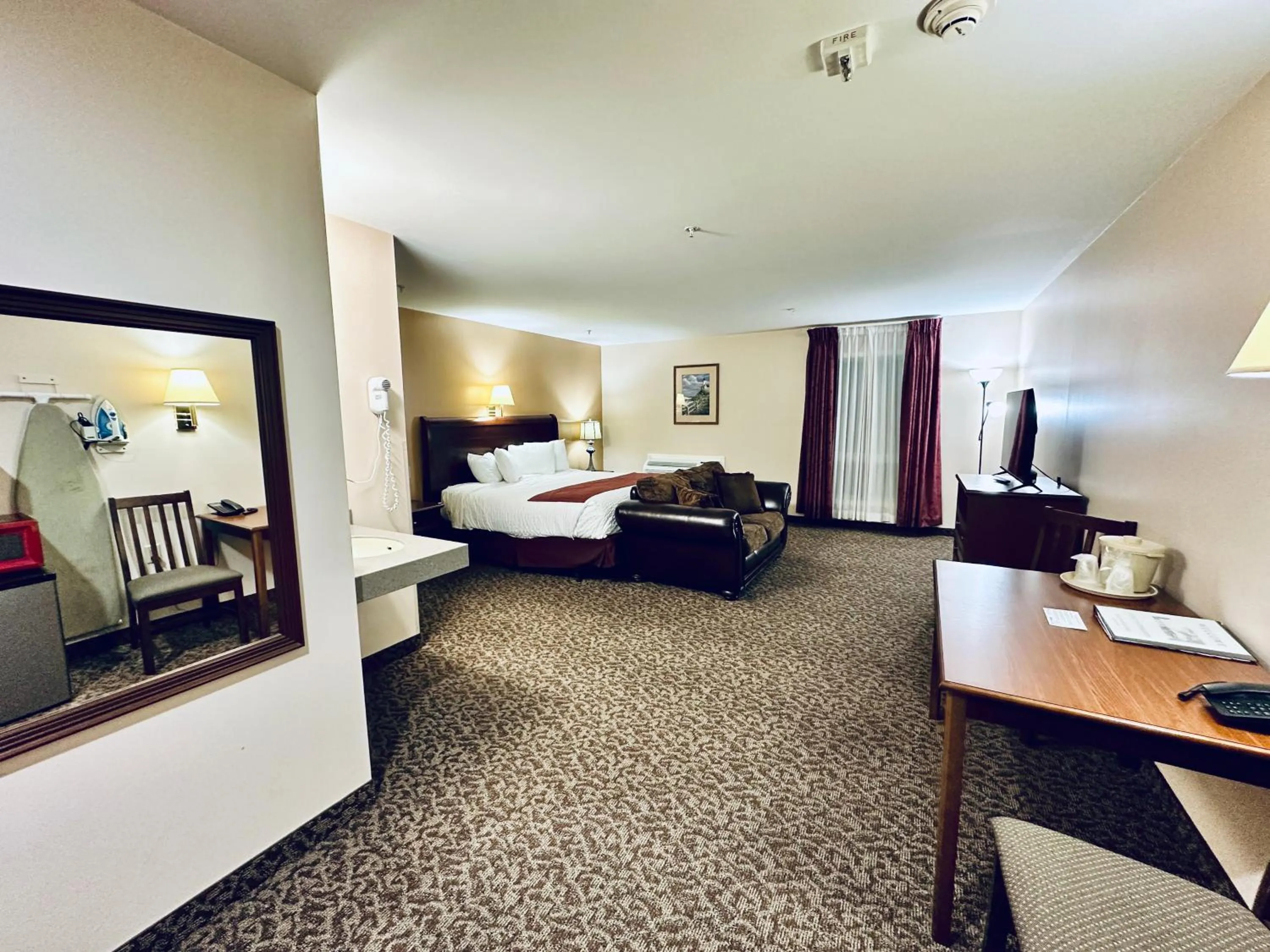 Photo of the whole room, Bed in Ivey's Motor Lodge