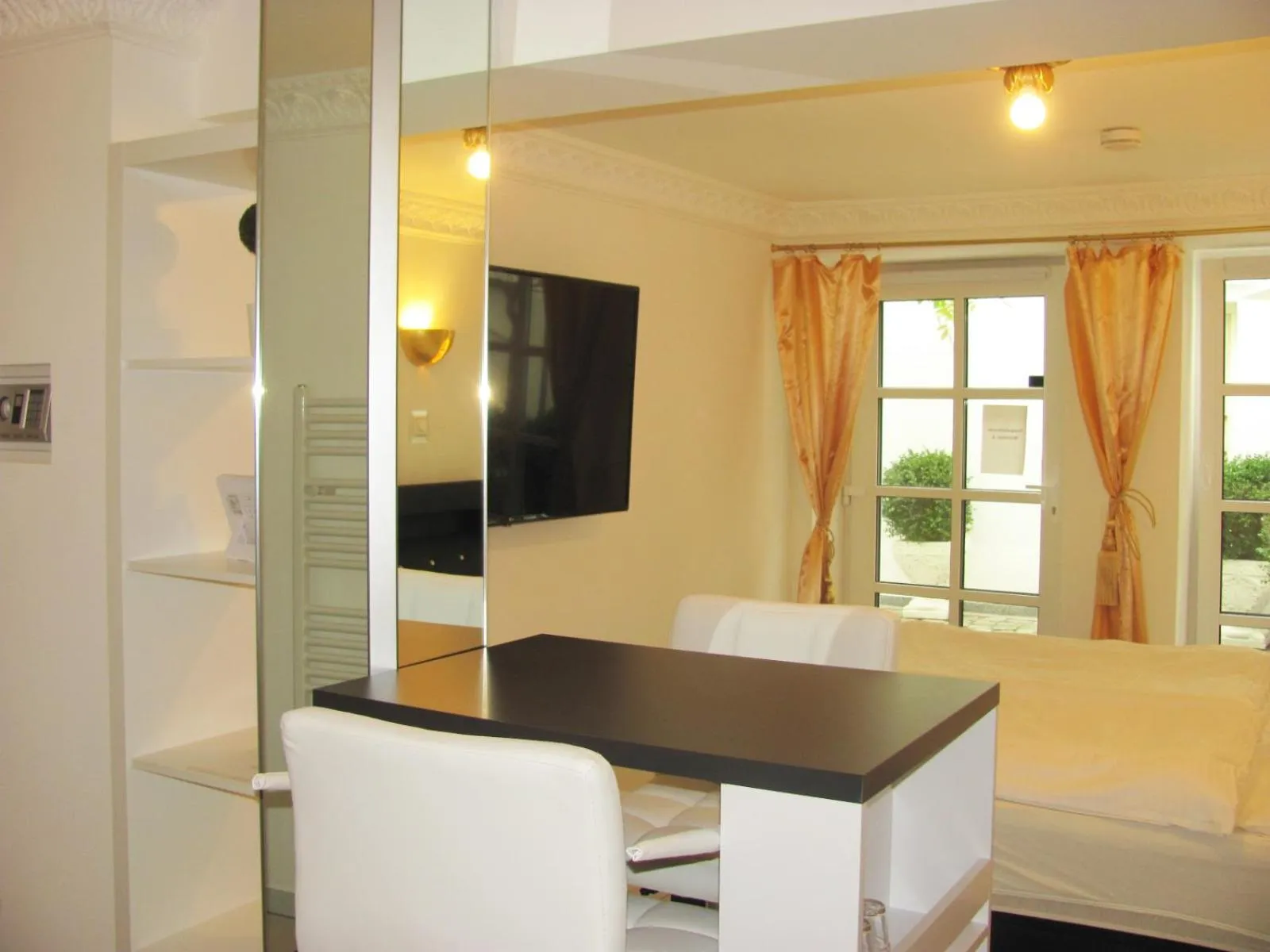 Bedroom, Bed in Apartment Storchenfärbe