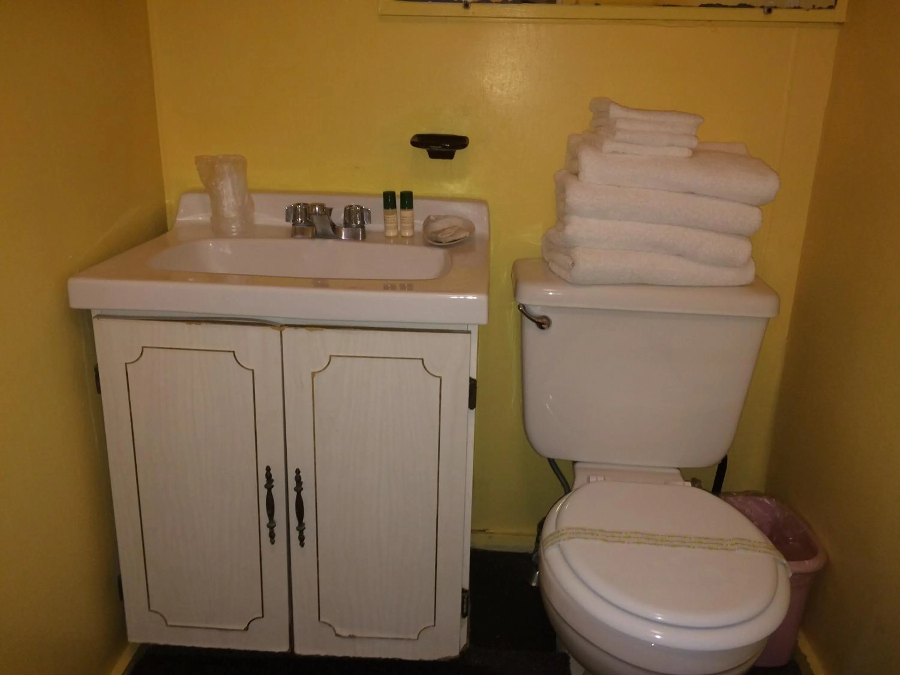 Toilet in The New Oceanic Inn