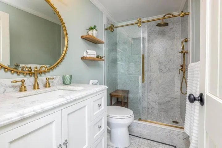 Bathroom in The New Oceanic Inn