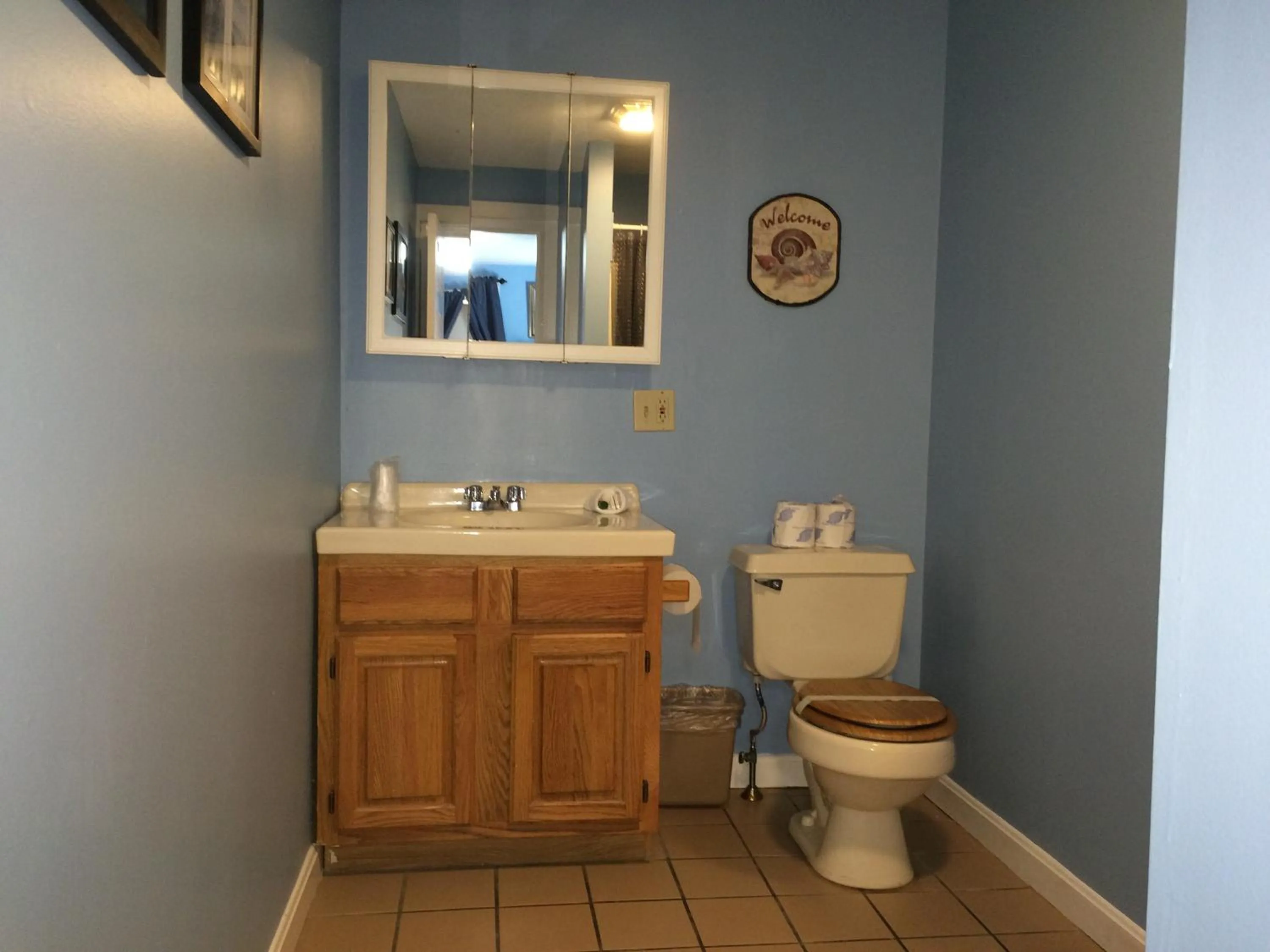 Toilet in The New Oceanic Inn