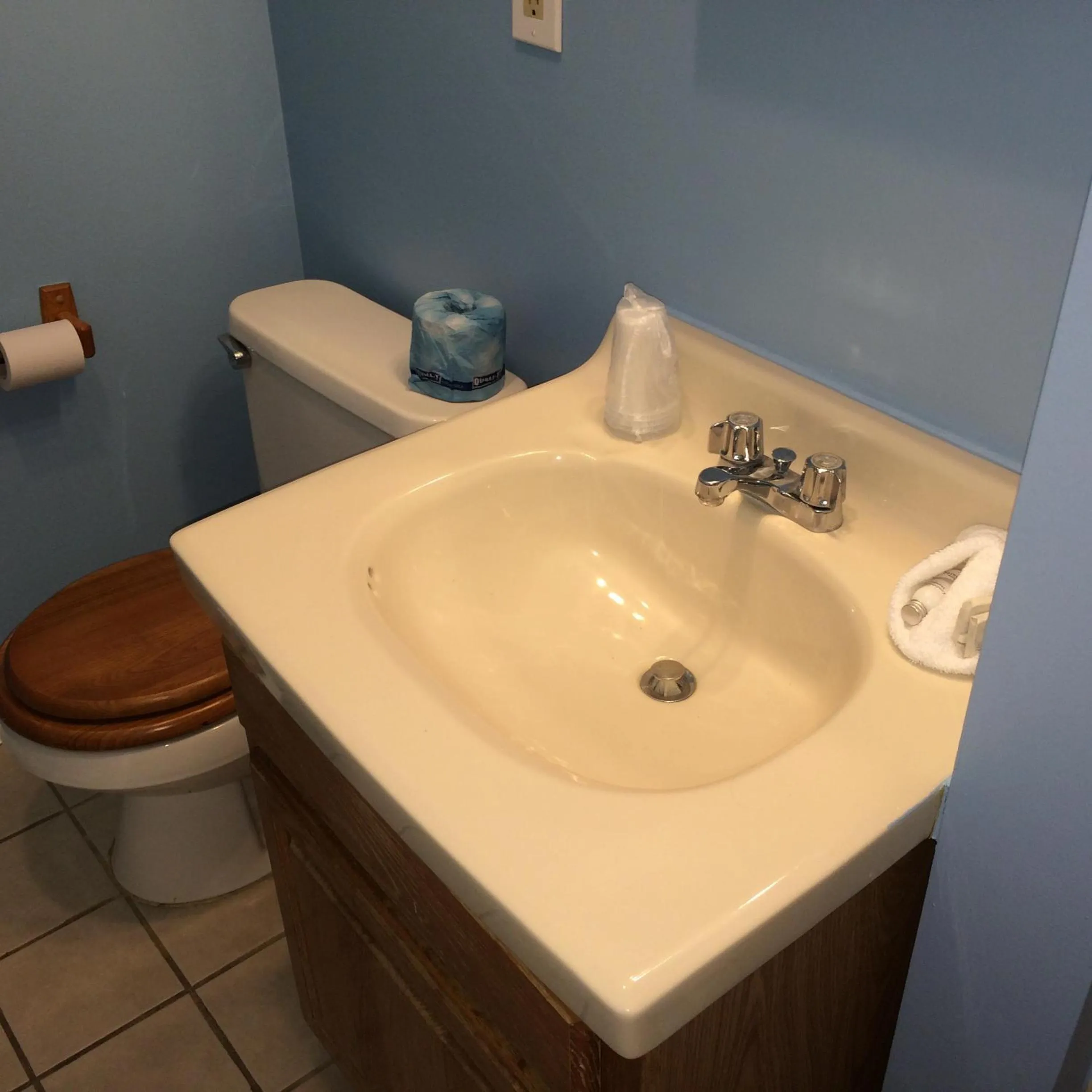 Toilet in The New Oceanic Inn