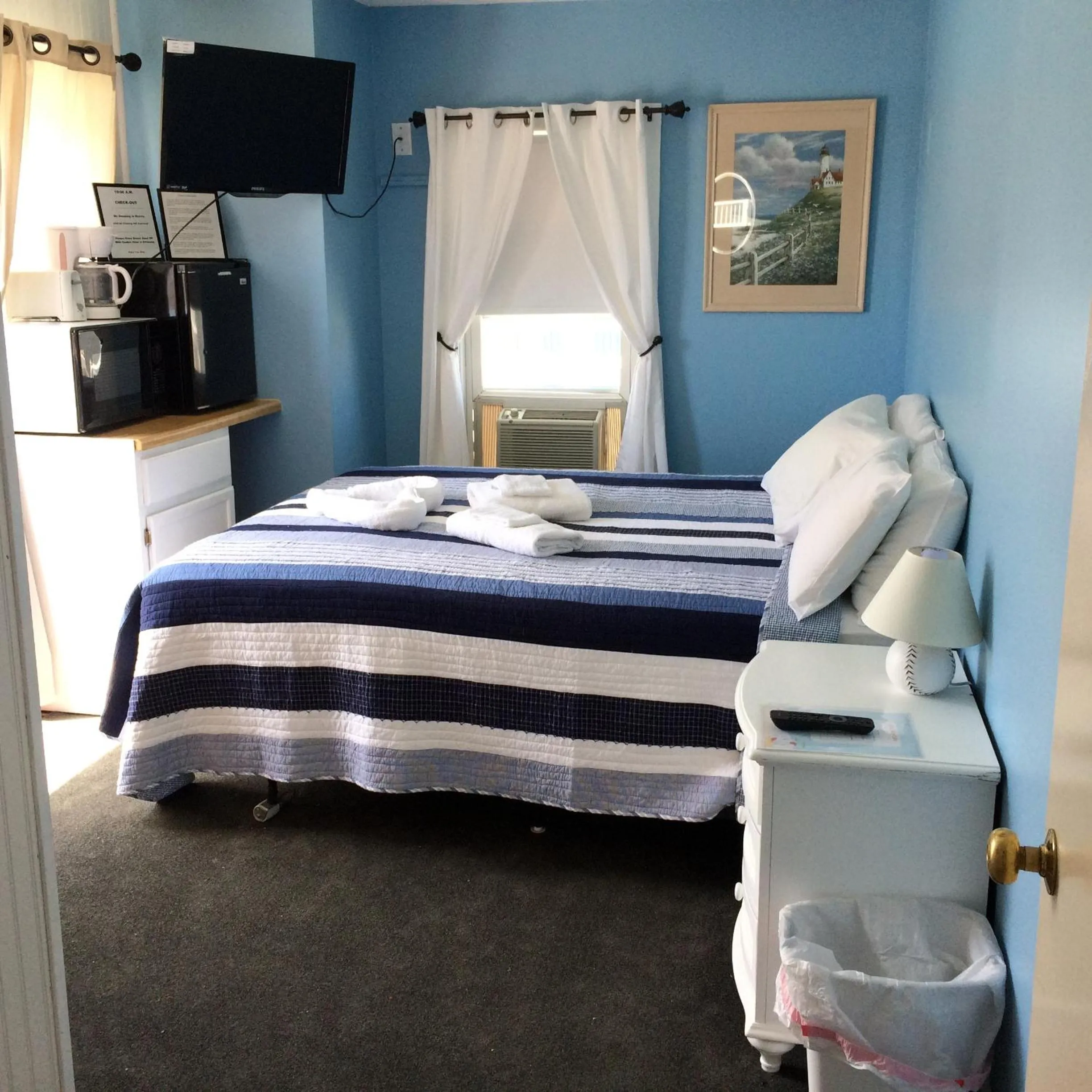 Day, Bed in The New Oceanic Inn