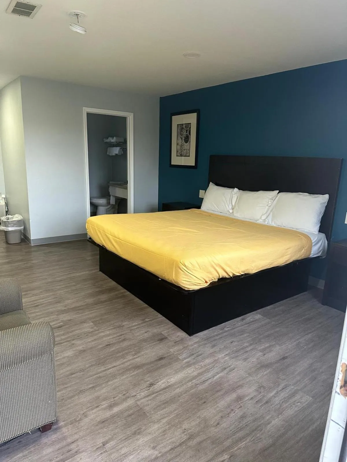 Bed in Americas Best Value Inn