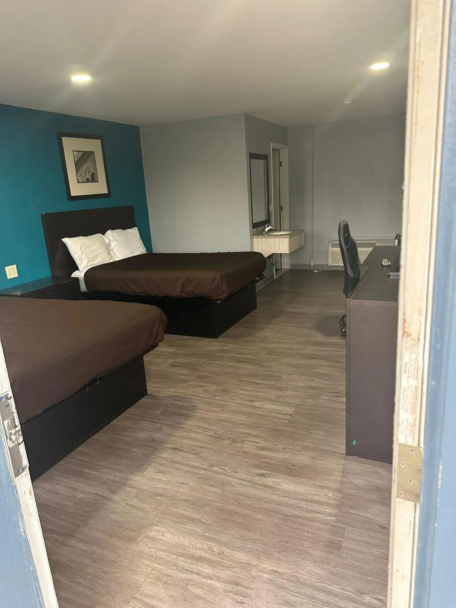 Bed in Americas Best Value Inn