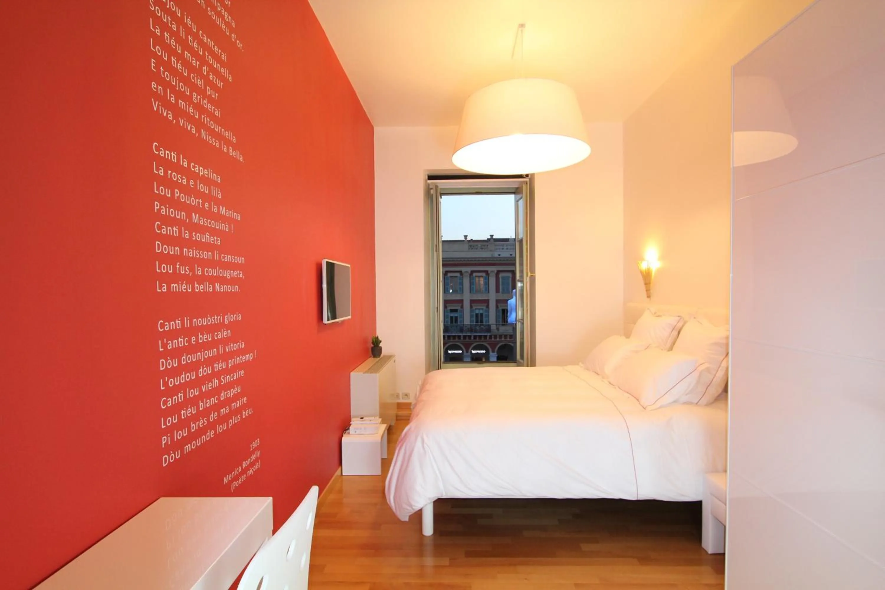Photo of the whole room in Nice Massena