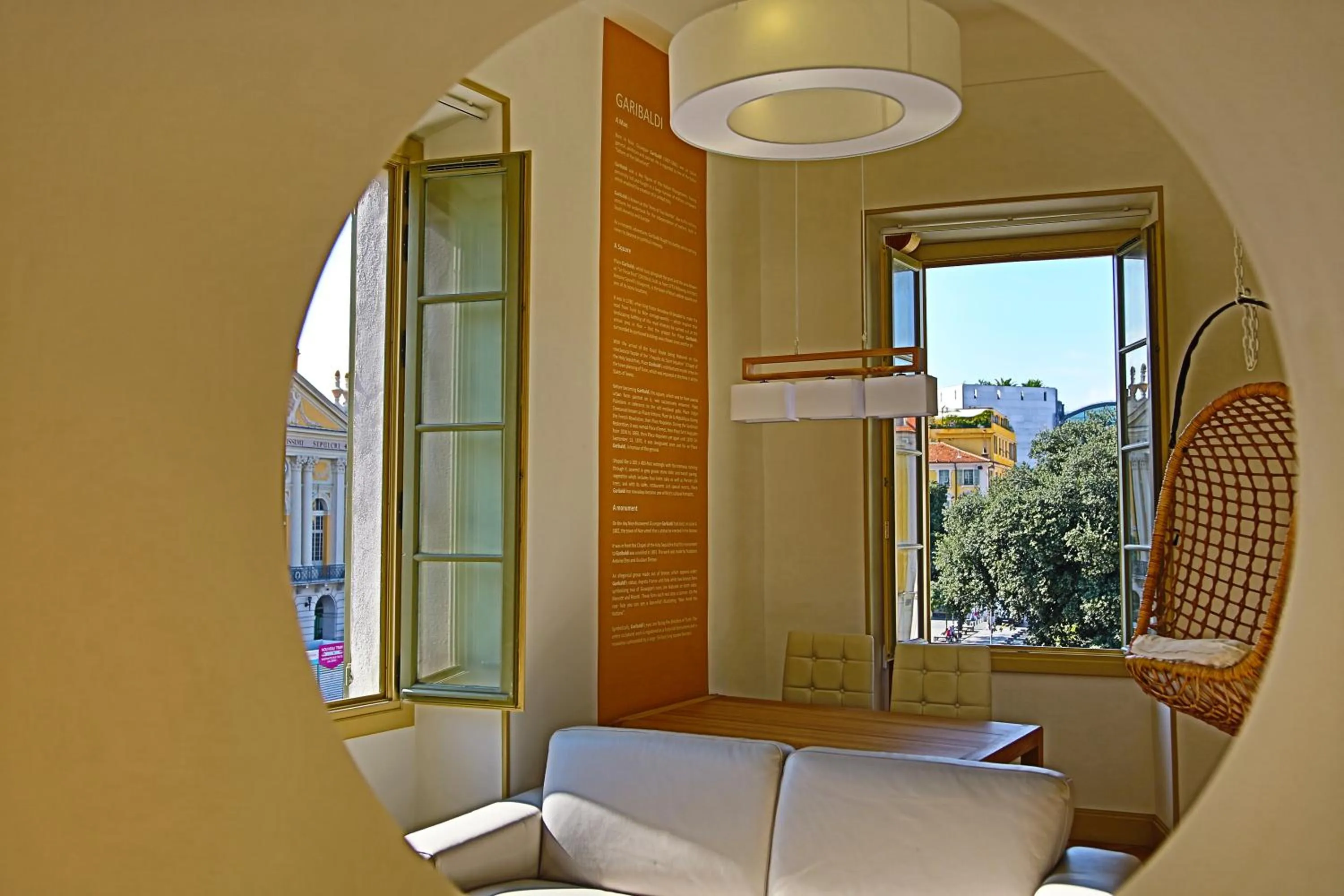 Photo of the whole room in Nice Massena