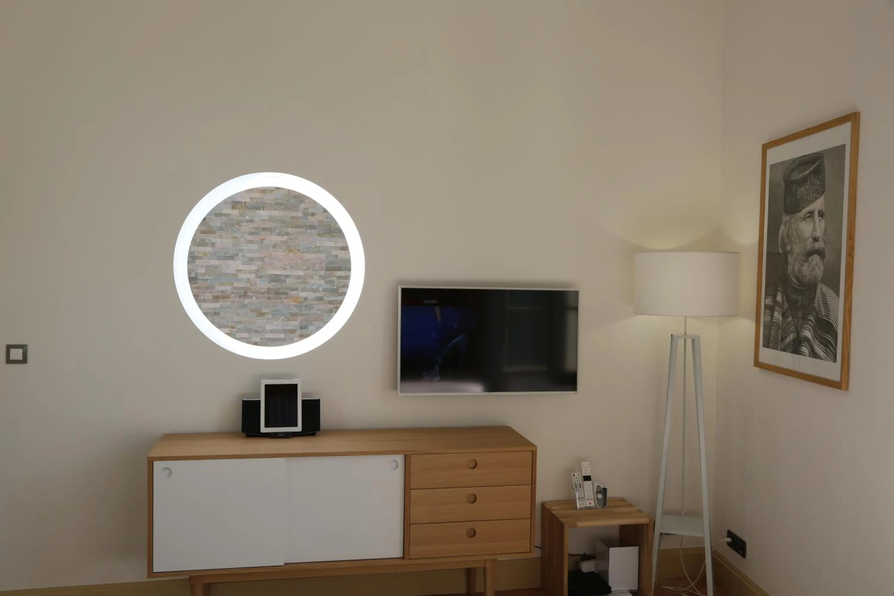 Communal lounge/ TV room in Nice Massena