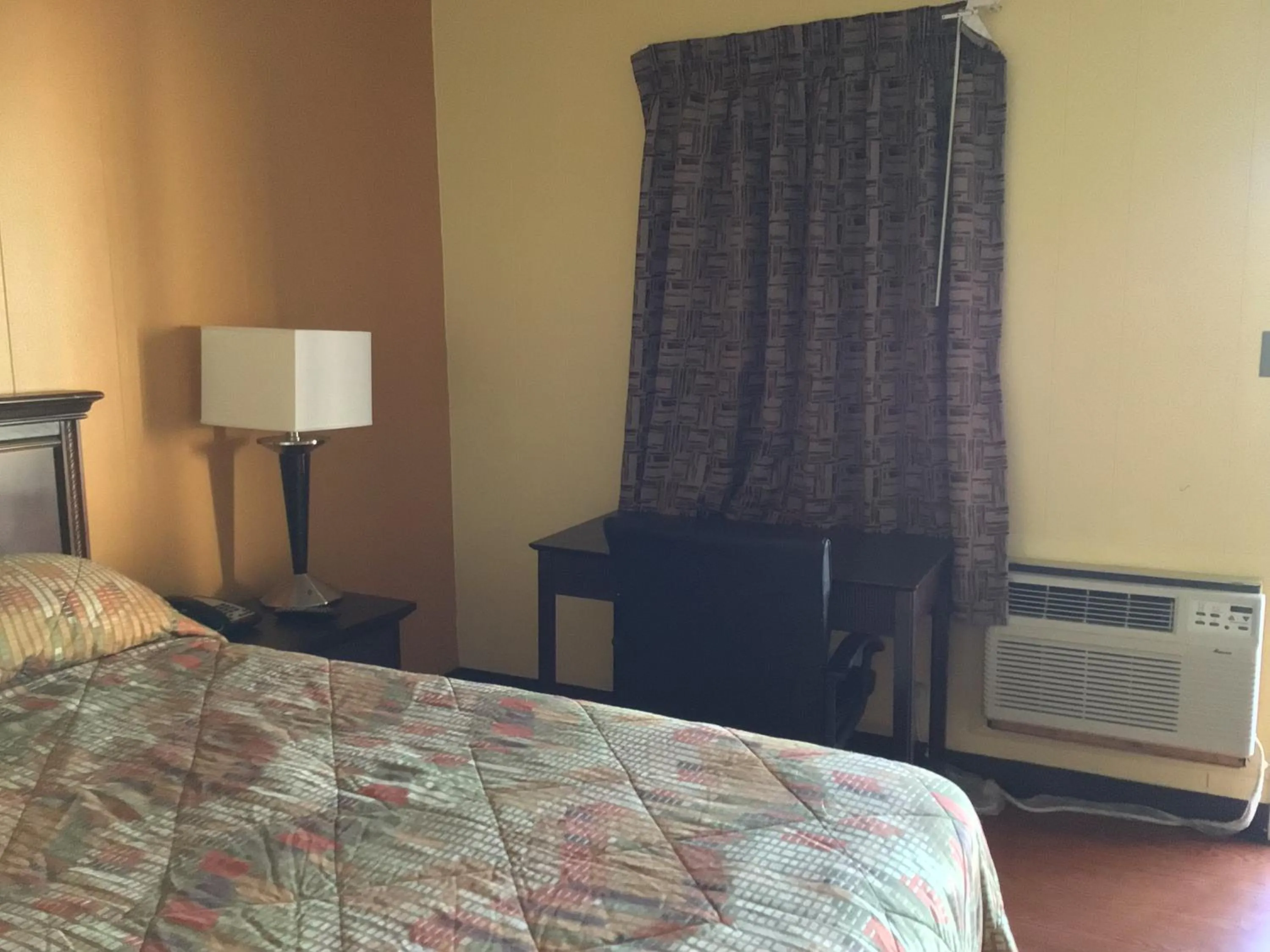 Bed in Skyland Inn - Bristol