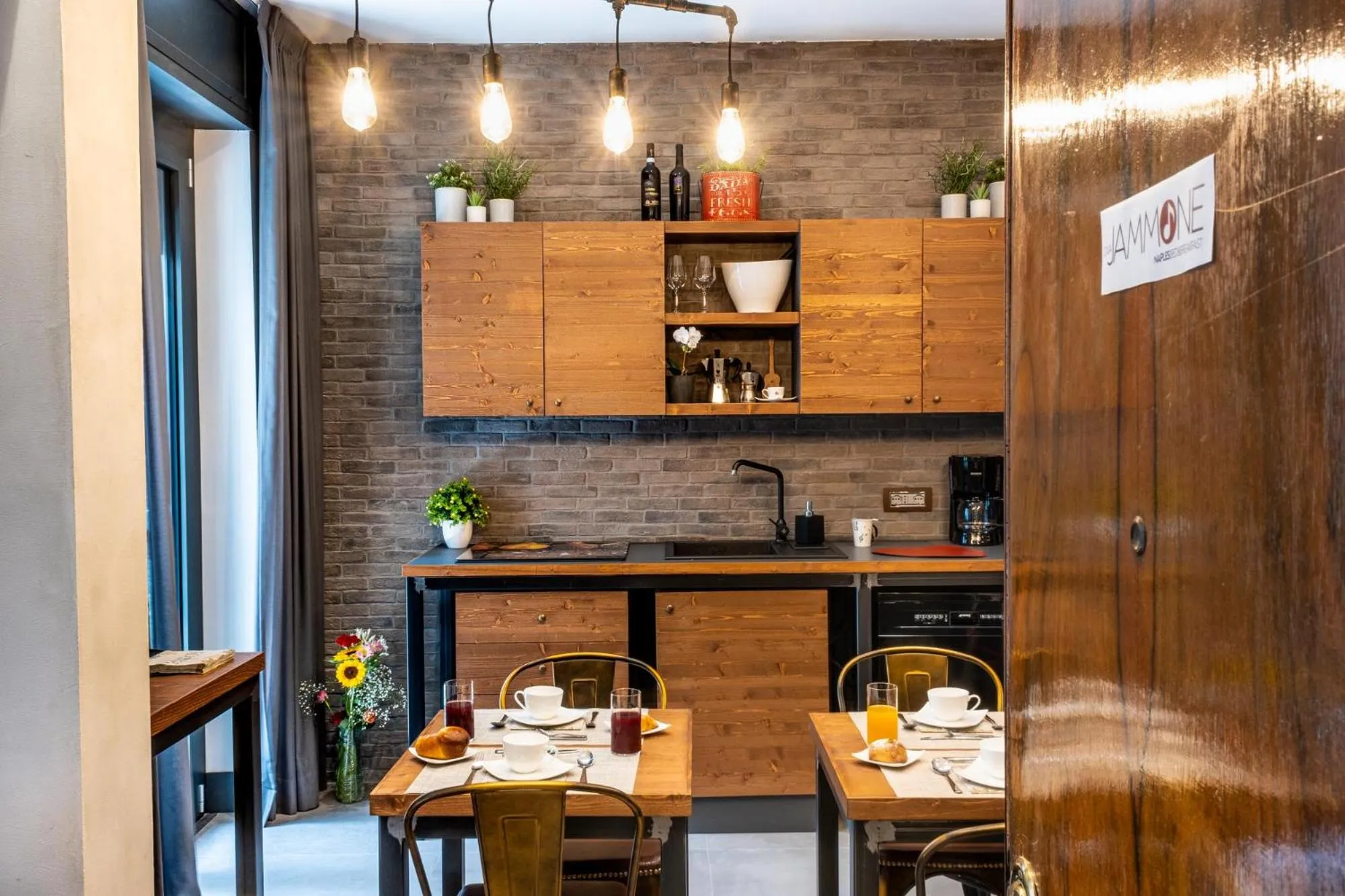 Kitchen or kitchenette in casajammone naples b&b