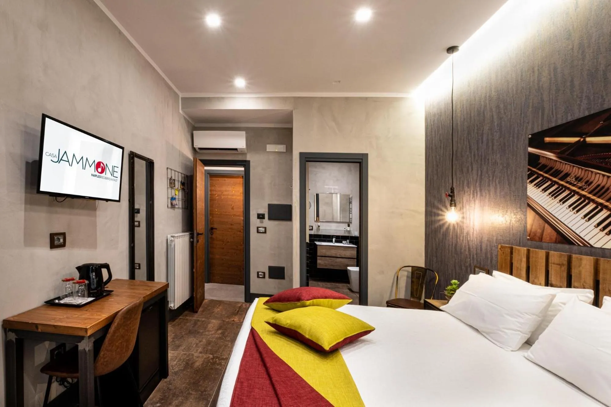 Photo of the whole room, Bed in casajammone naples b&b