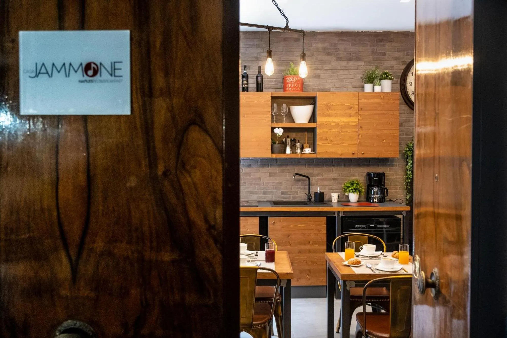 Facade/entrance in casajammone naples b&b