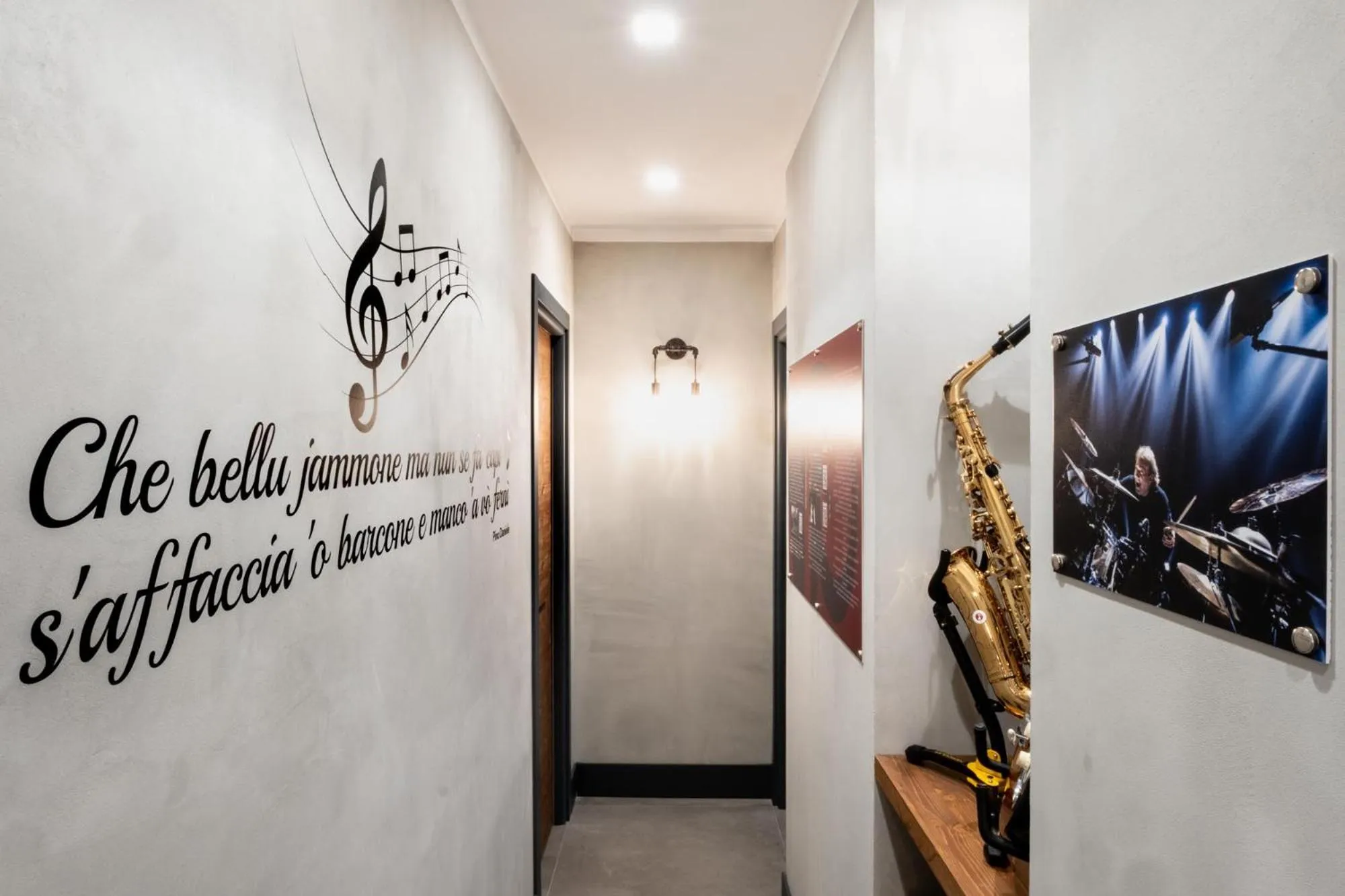 Decorative detail in casajammone naples b&b