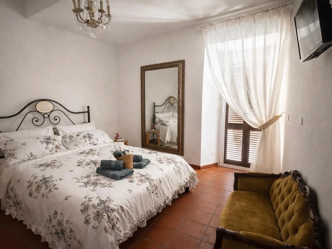 Bedroom, Bed in Little Medieval House Nettuno