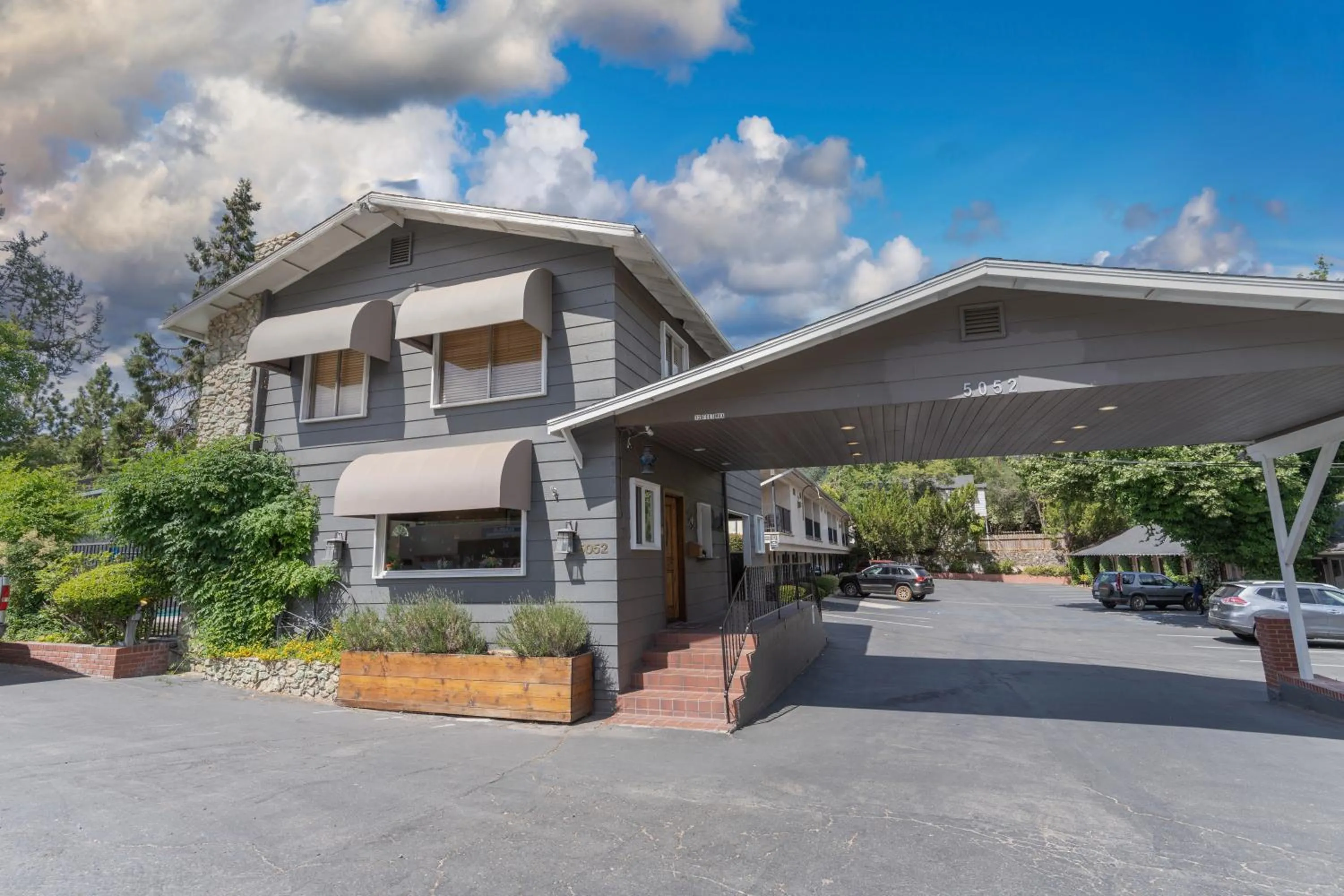 Property building in Mariposa Lodge