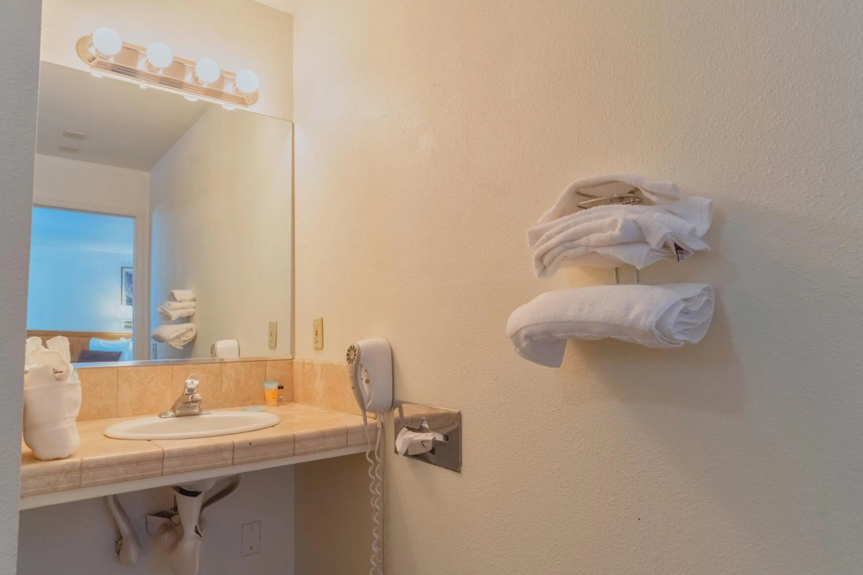 Bathroom in Mariposa Lodge