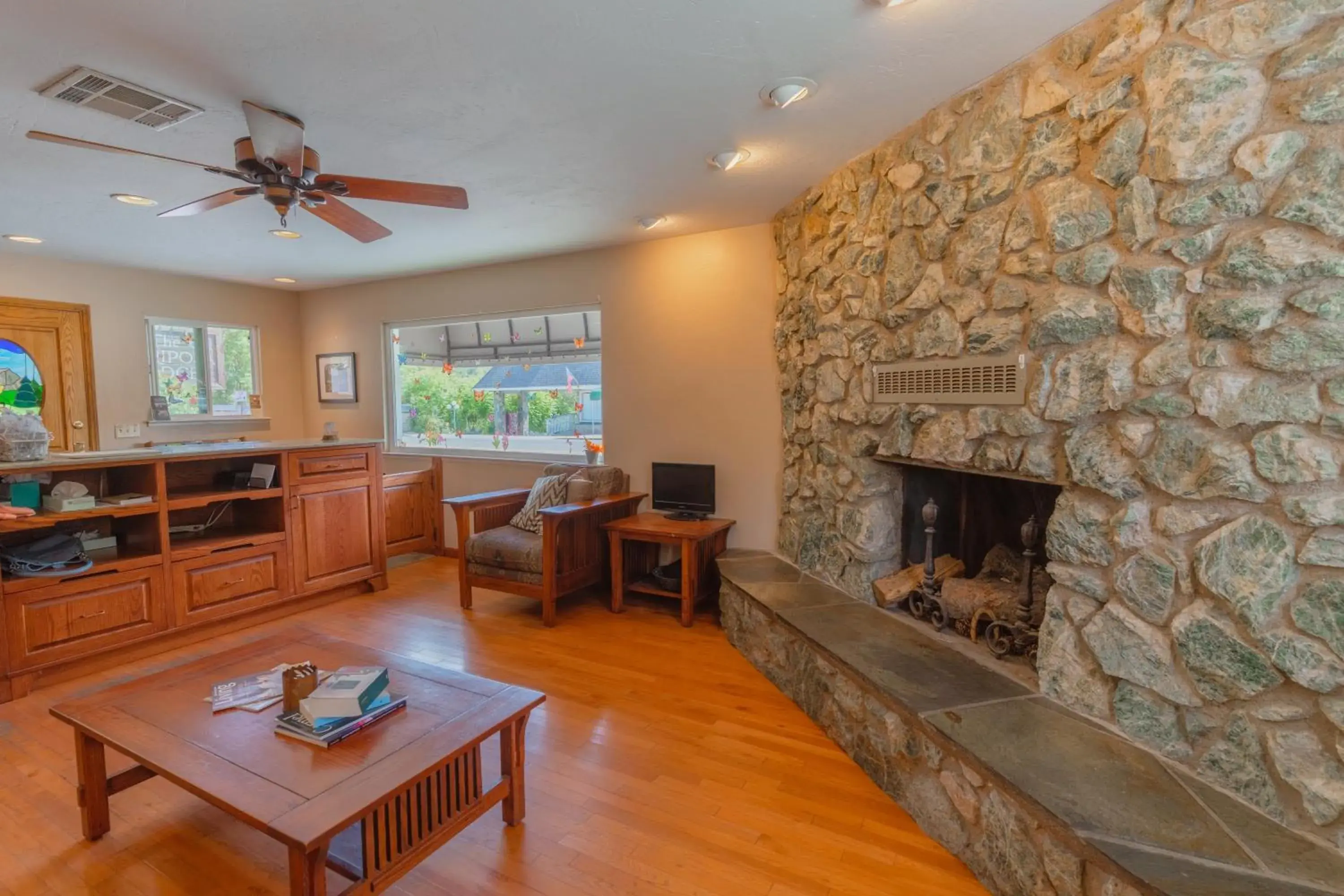 Lobby or reception in Mariposa Lodge Lobby or reception in Mariposa Lodge