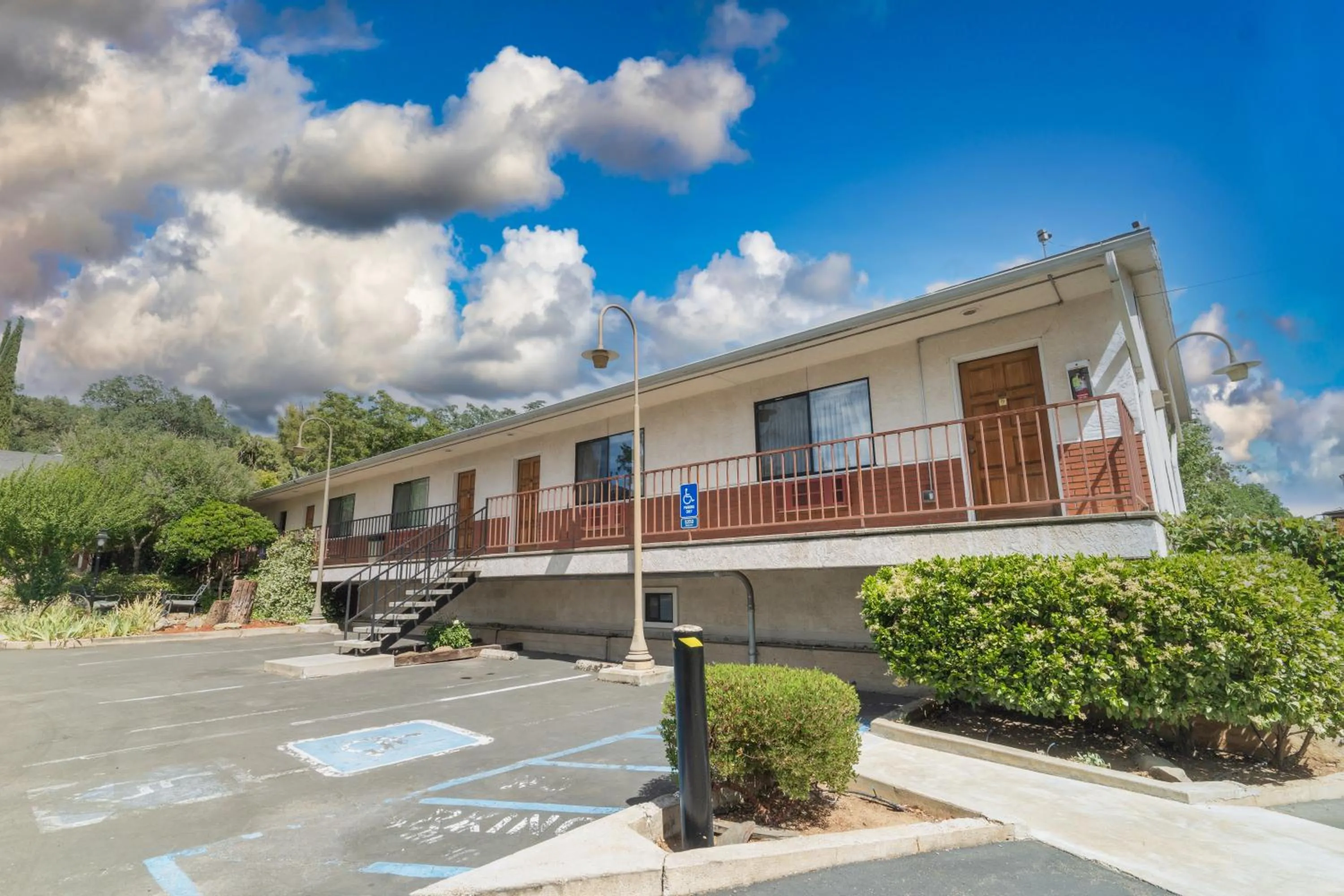 Property building in Mariposa Lodge