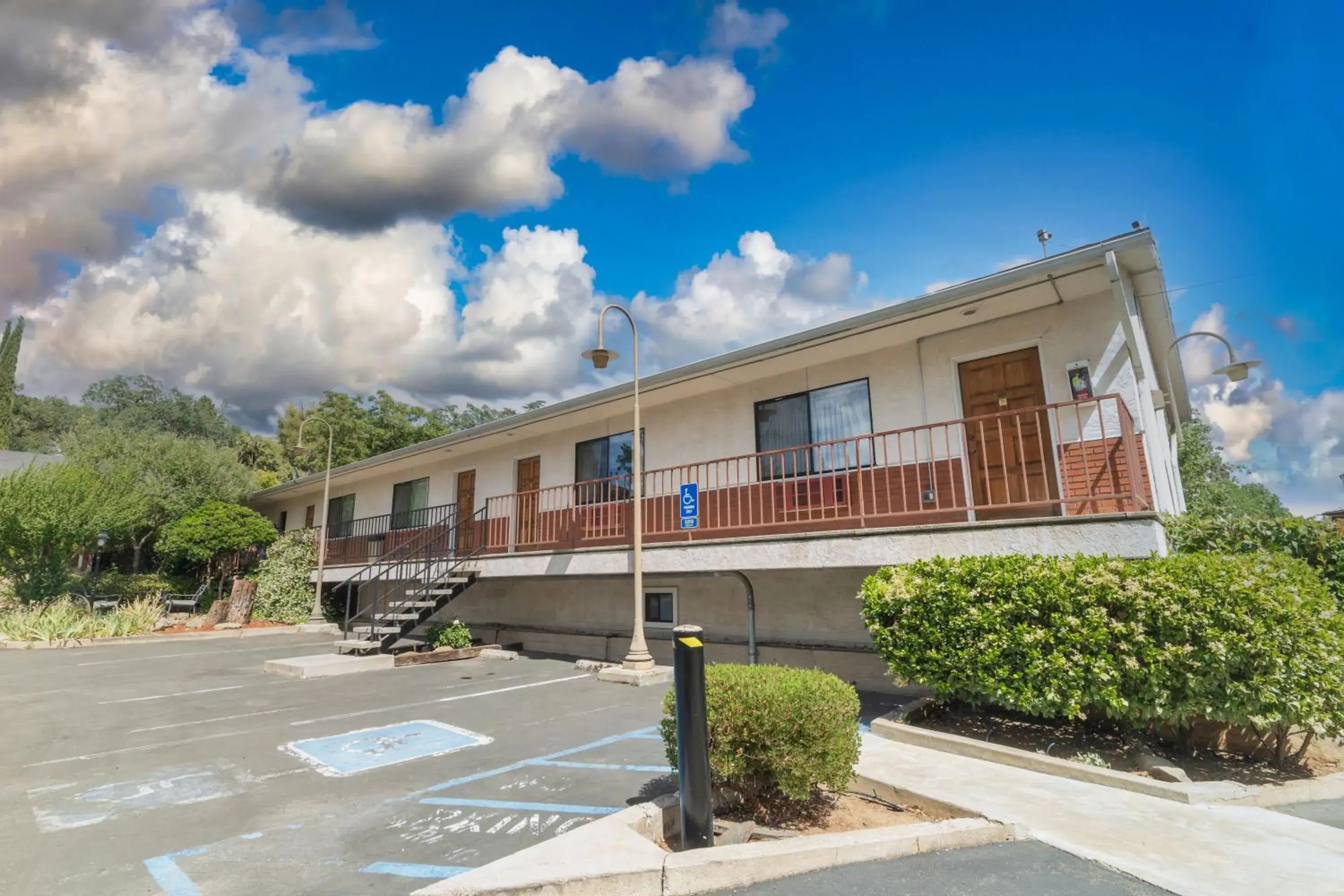 Property building in Mariposa Lodge Property building in Mariposa Lodge