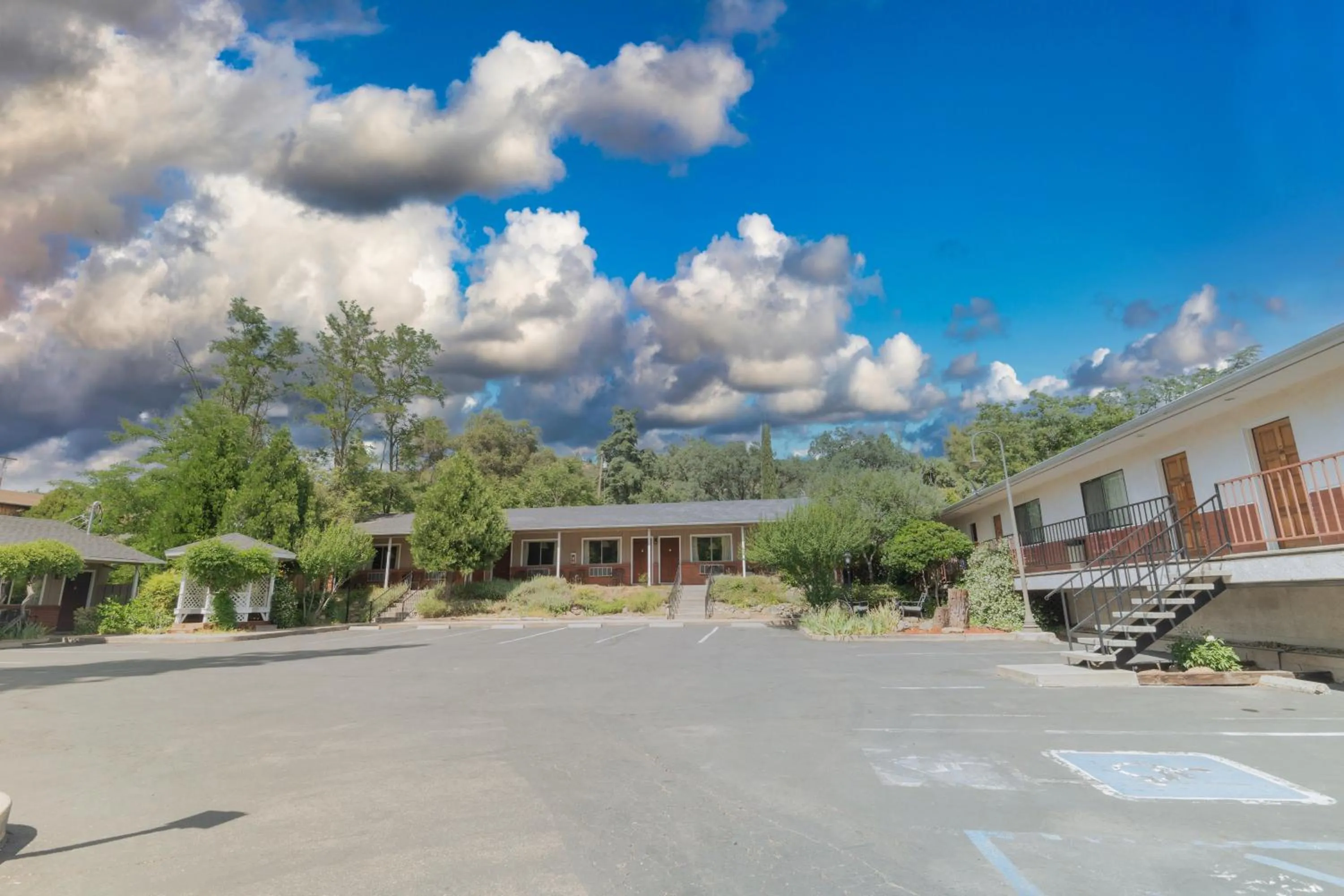 Property building in Mariposa Lodge