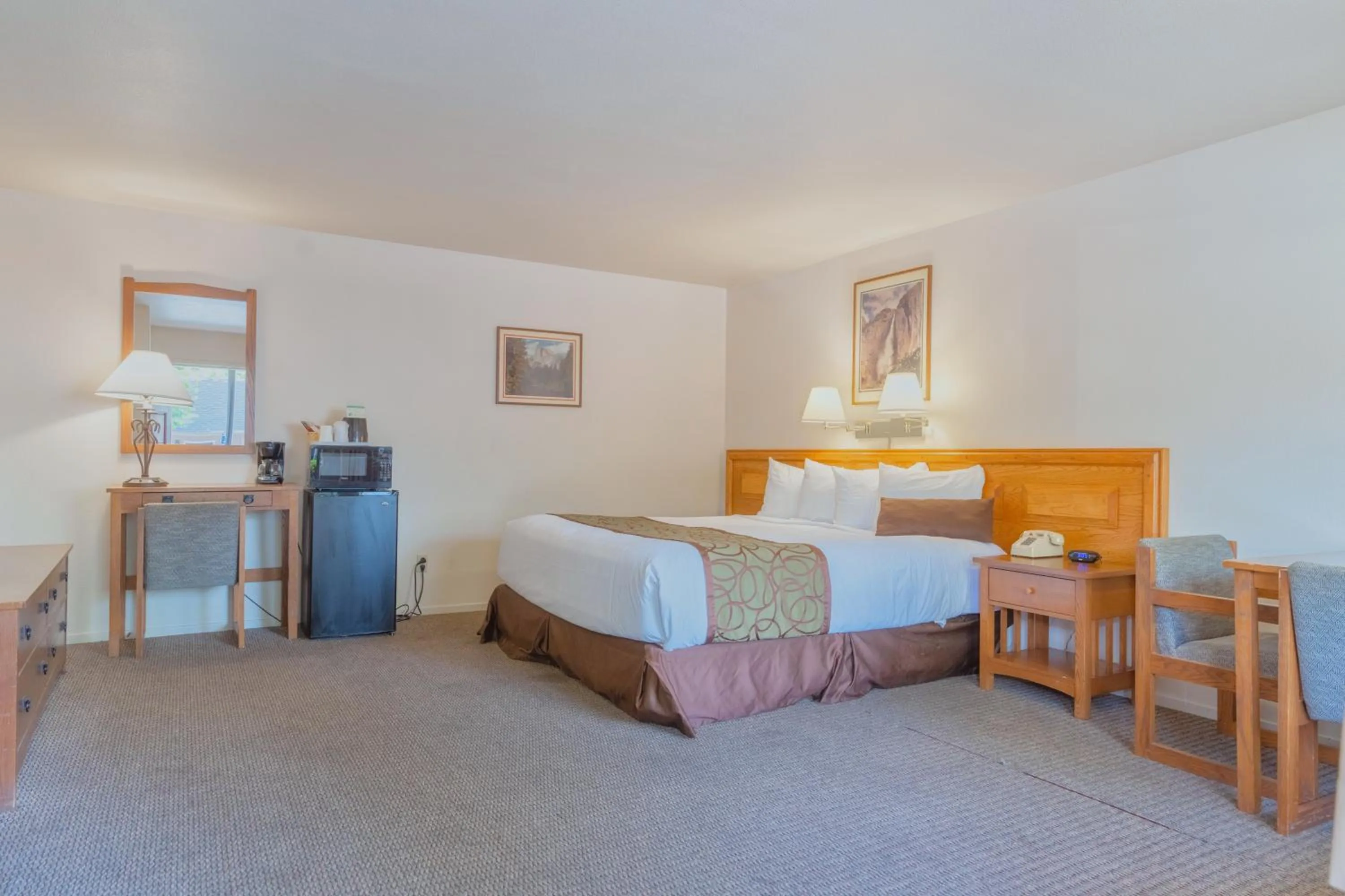 Bed in Mariposa Lodge