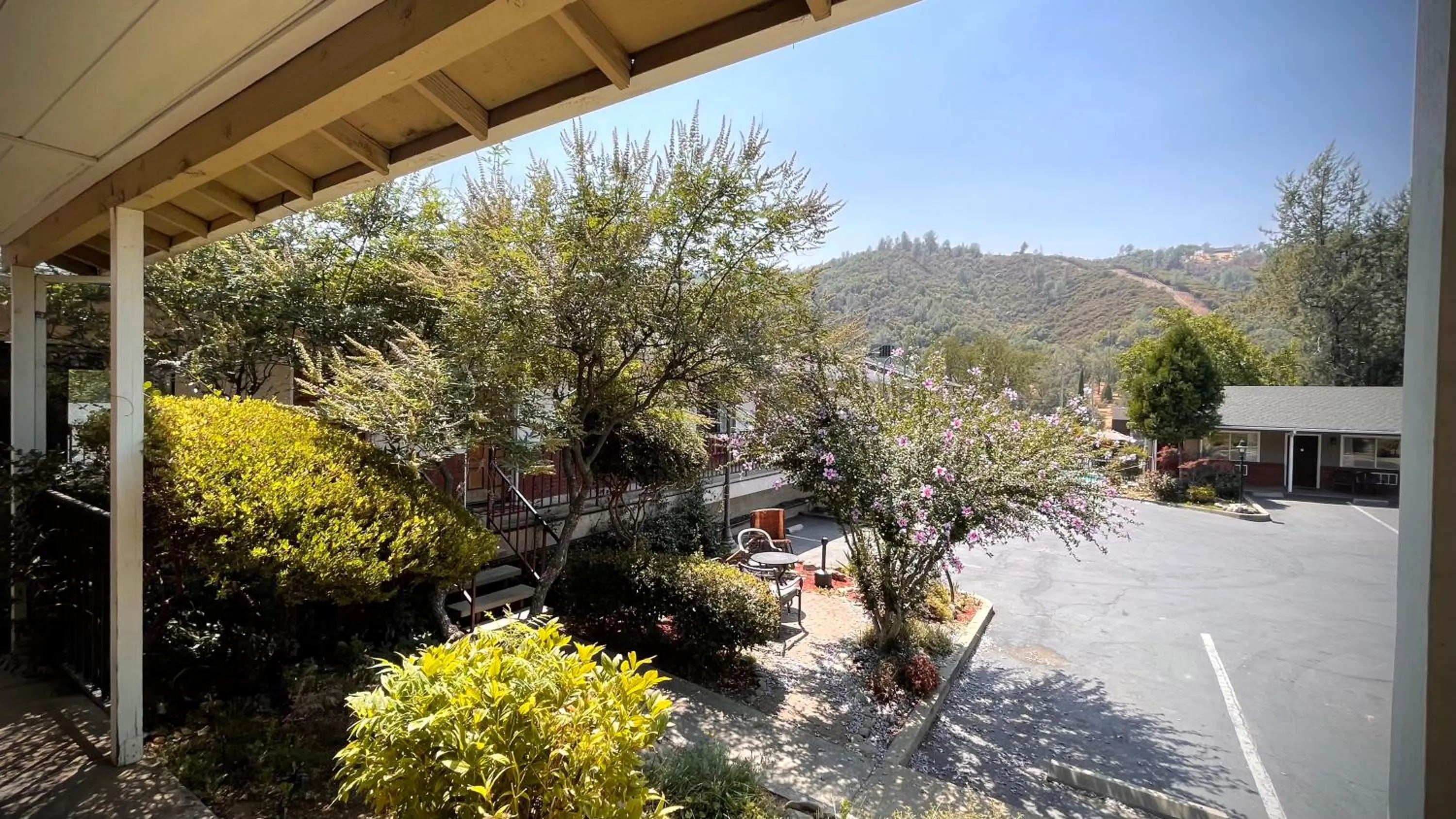 Property building in Mariposa Lodge