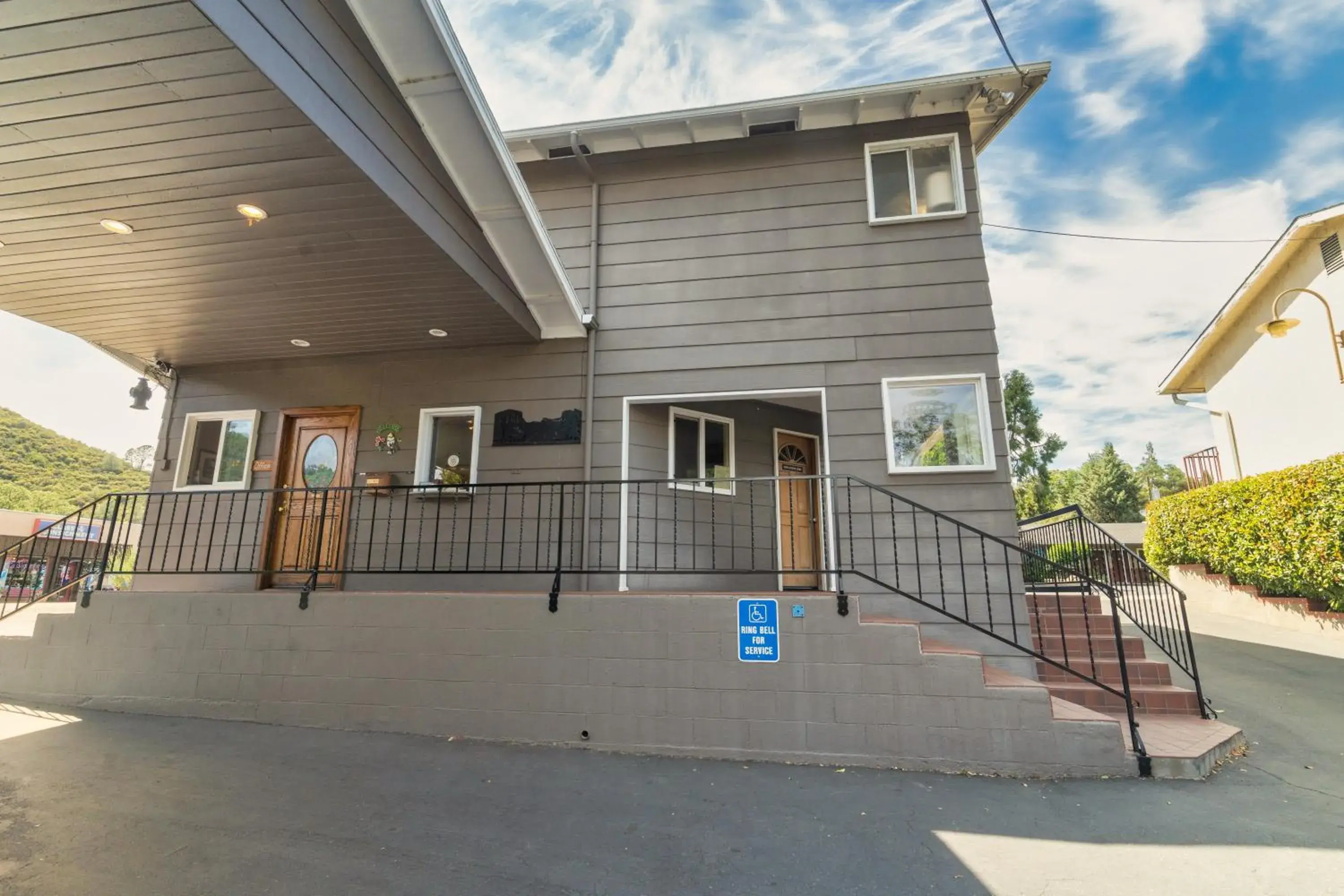 Property building in Mariposa Lodge Property building in Mariposa Lodge