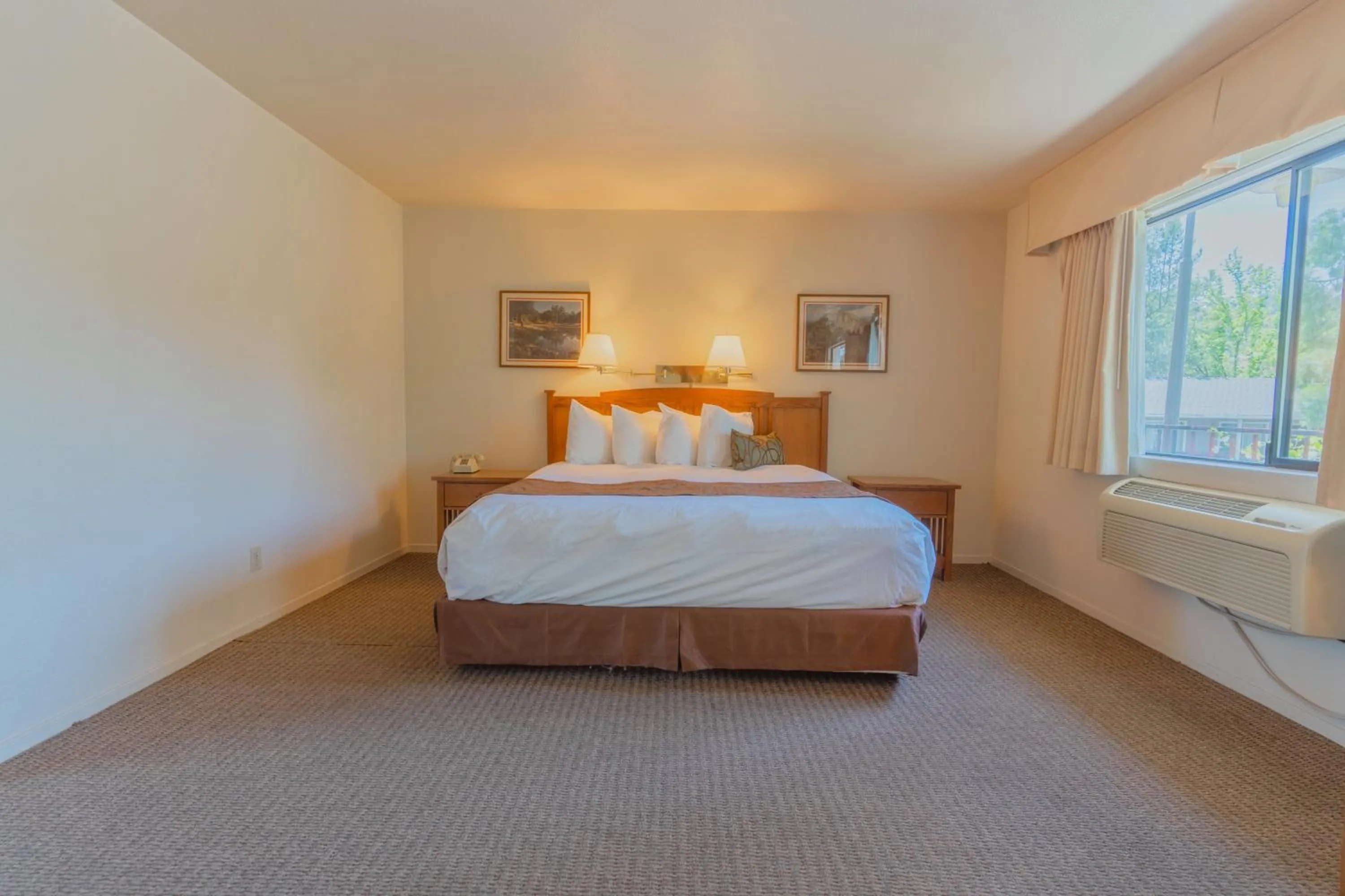 Bed in Mariposa Lodge