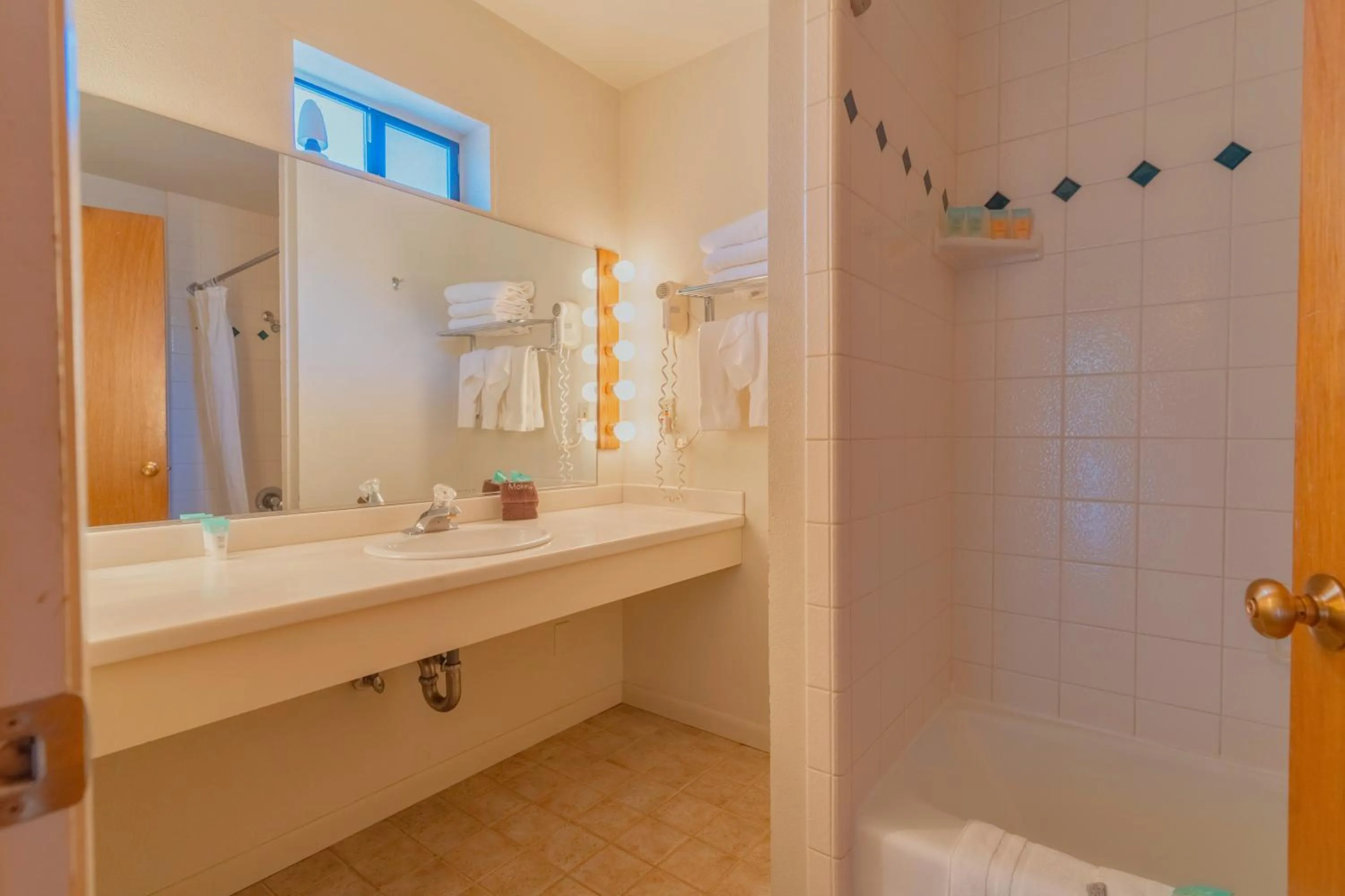 Bathroom in Mariposa Lodge