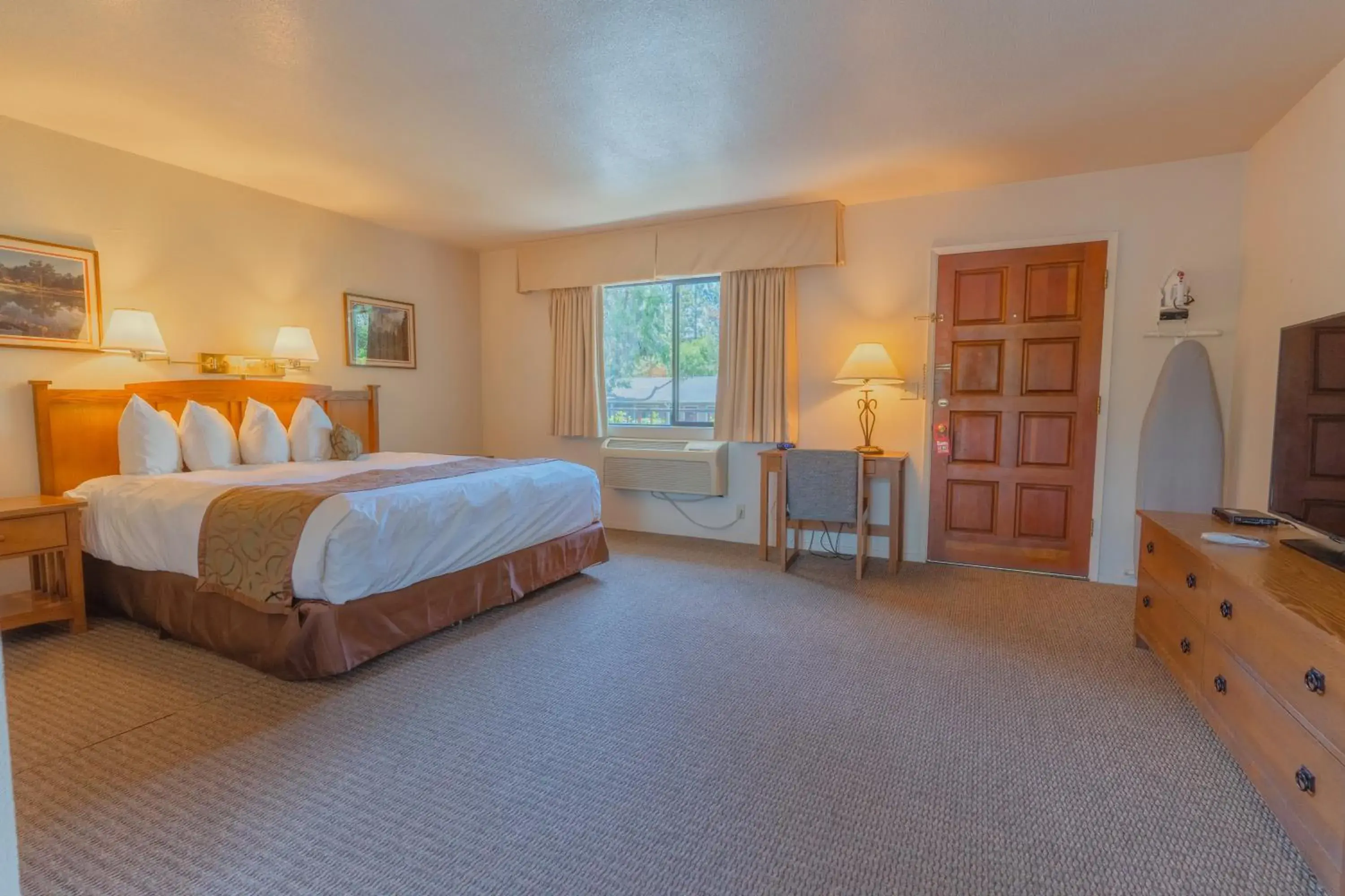 Bed in Mariposa Lodge Bed in Mariposa Lodge