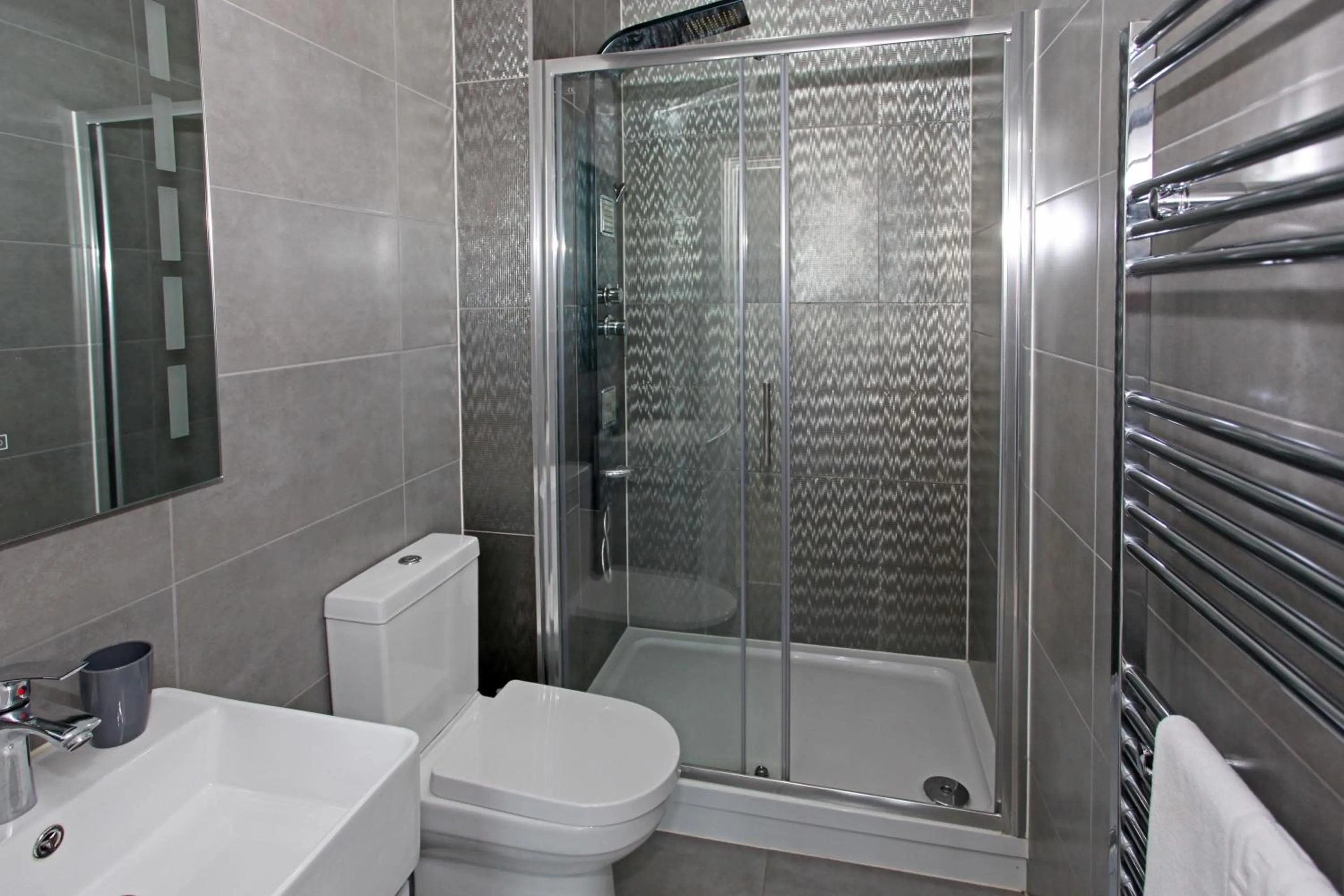 Shower in Sapphire House Apartments