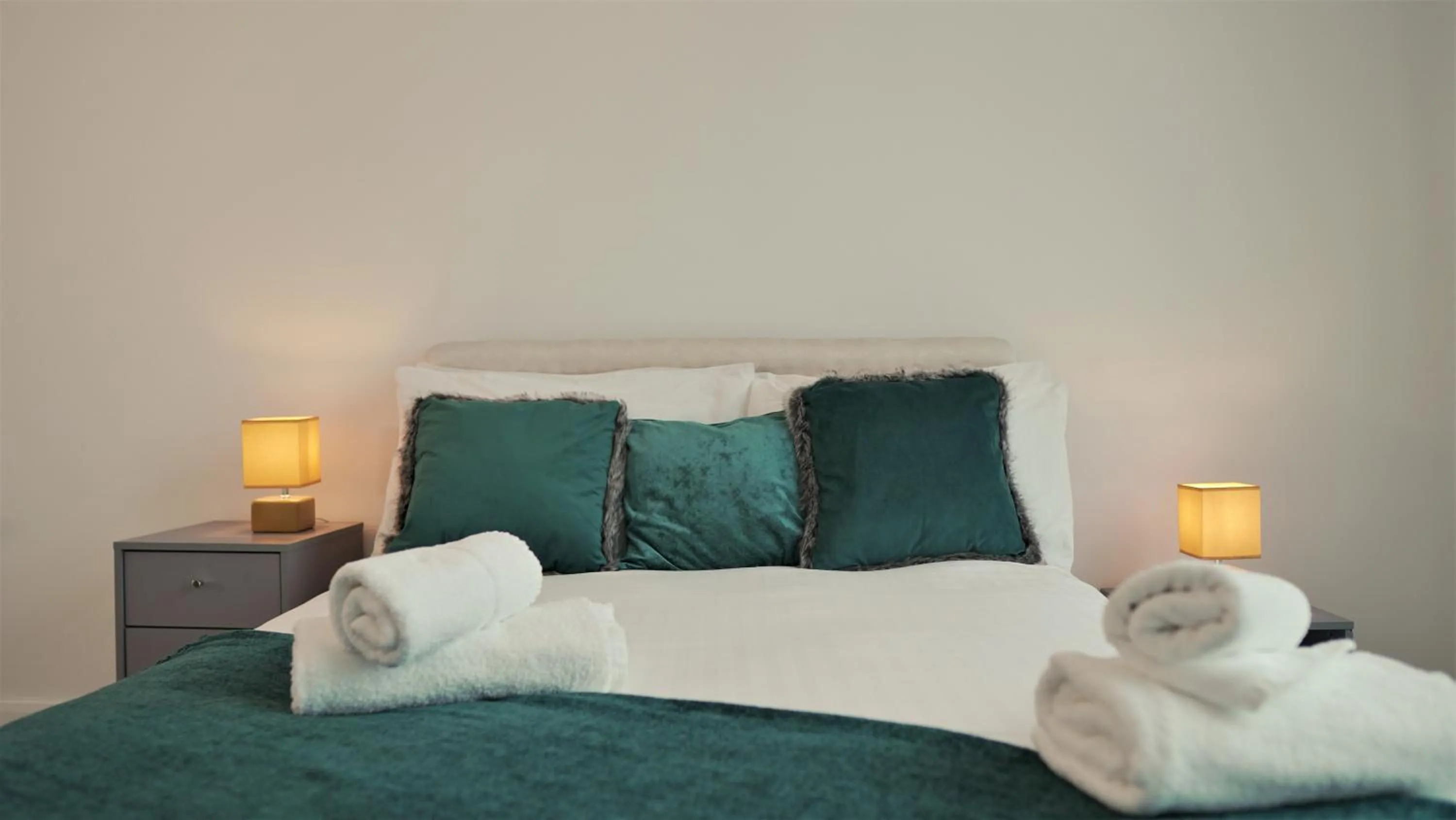 Bedroom, Bed in Sapphire House Apartments