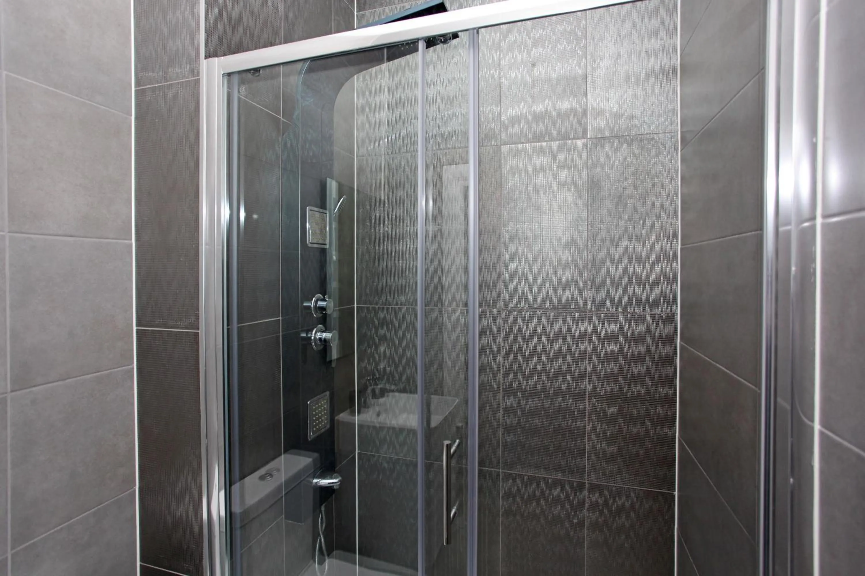 Shower in Sapphire House Apartments