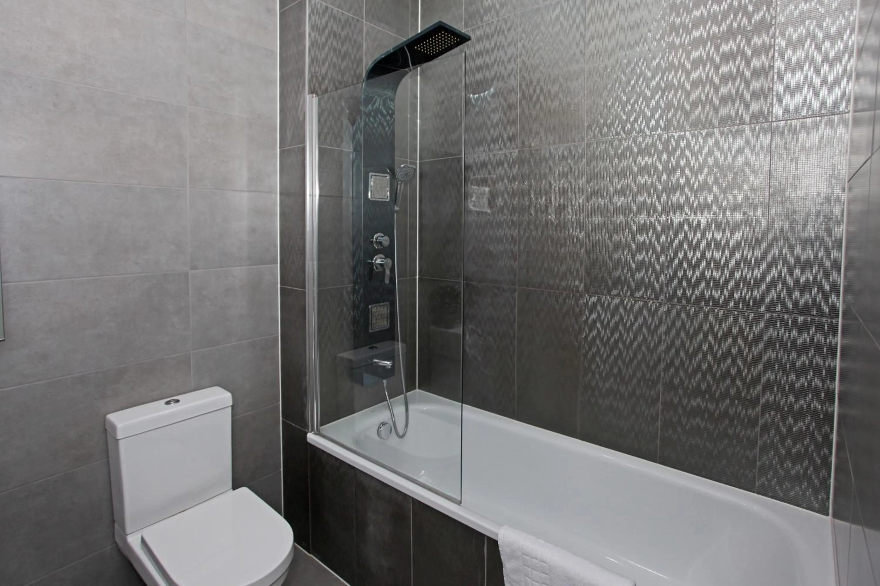 Shower in Sapphire House Apartments