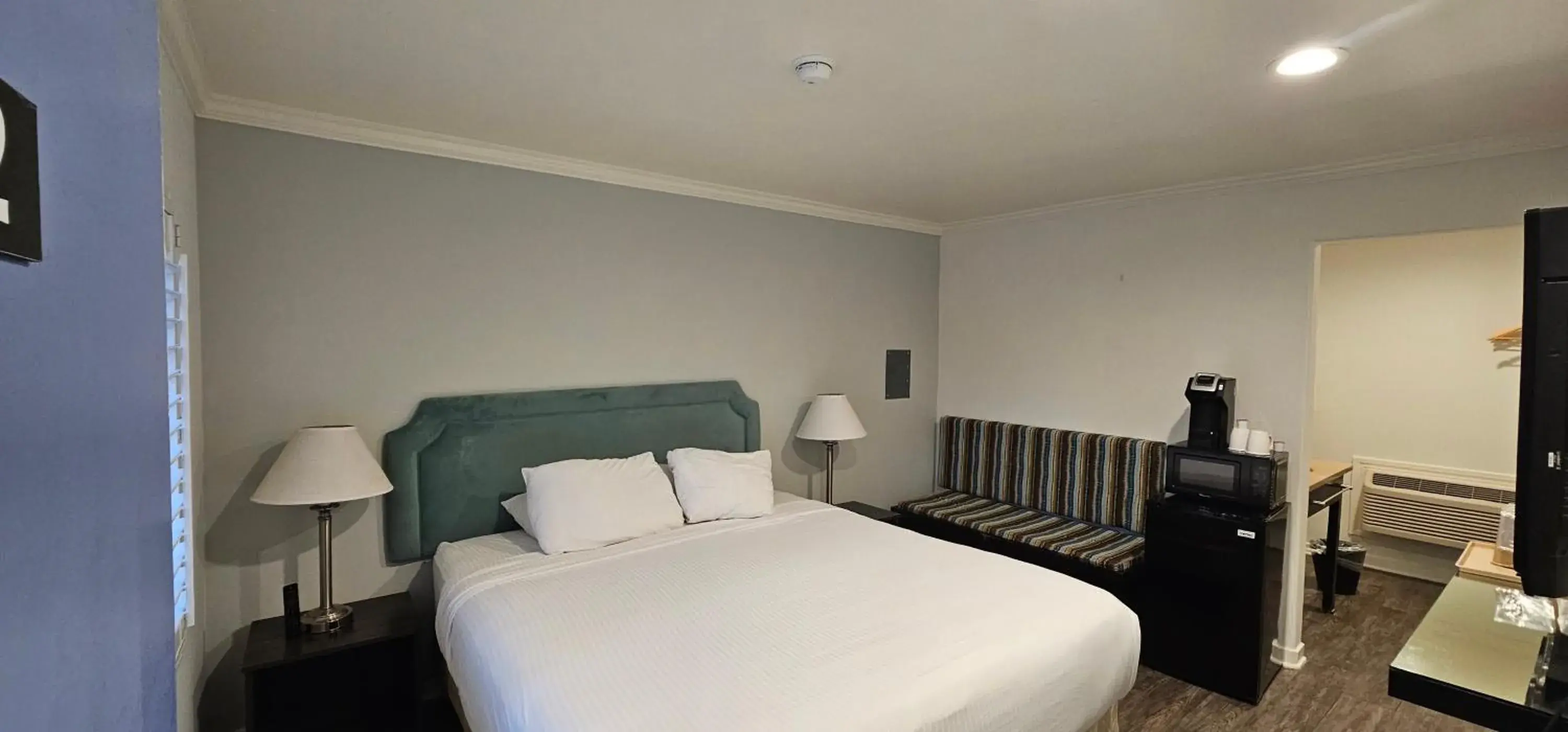 Bedroom, Bed in Bay Front Inn Bedroom, Bed in Bay Front Inn