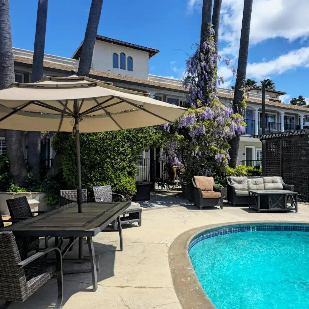 Property building in Bay Front Inn Property building in Bay Front Inn