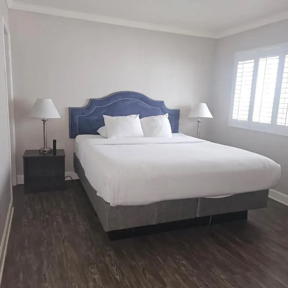 Bedroom, Bed in Bay Front Inn Bedroom, Bed in Bay Front Inn