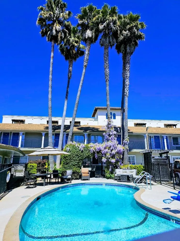 Swimming pool in Bay Front Inn