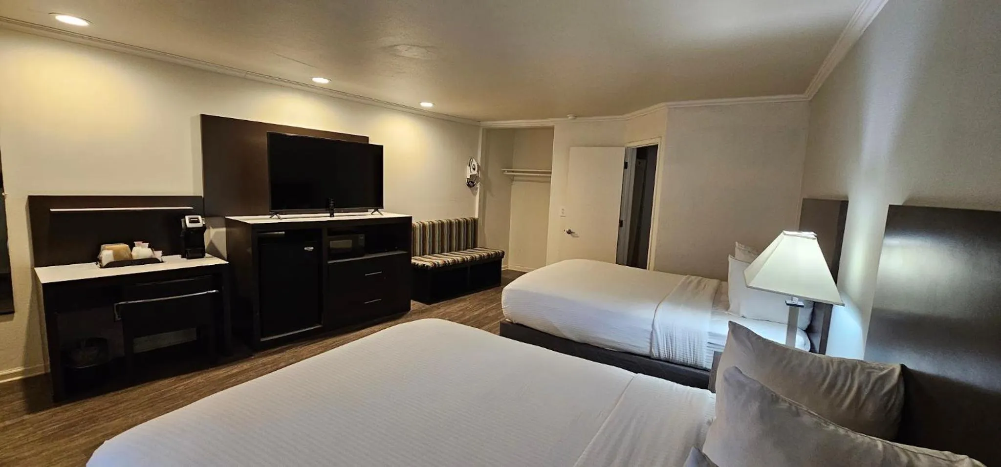 TV and multimedia, Bed in Bay Front Inn