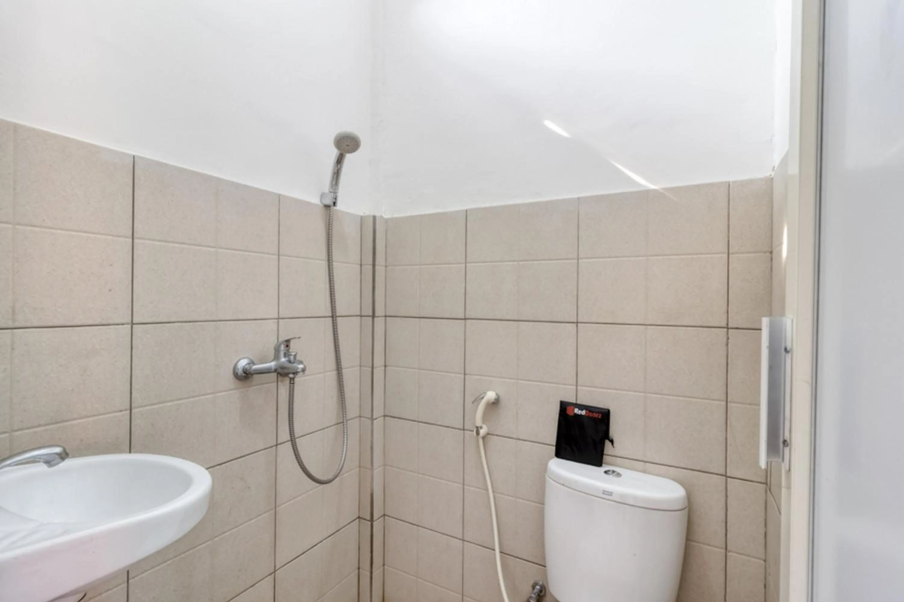 Bathroom in RedDoorz Syariah near Wijilan 2 Yogyakarta