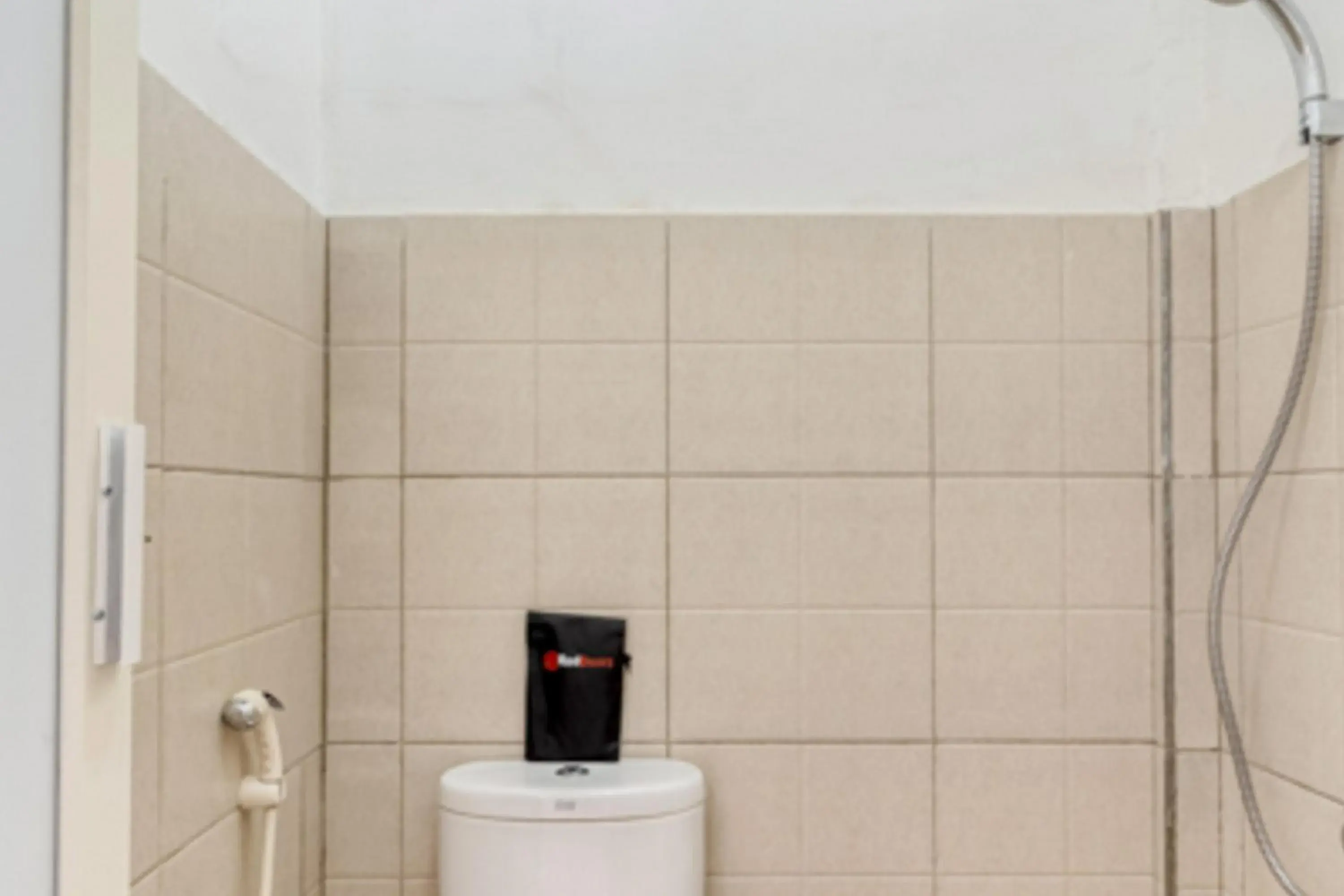 Bathroom in RedDoorz Syariah near Wijilan 2 Yogyakarta Bathroom in RedDoorz Syariah near Wijilan 2 Yogyakarta