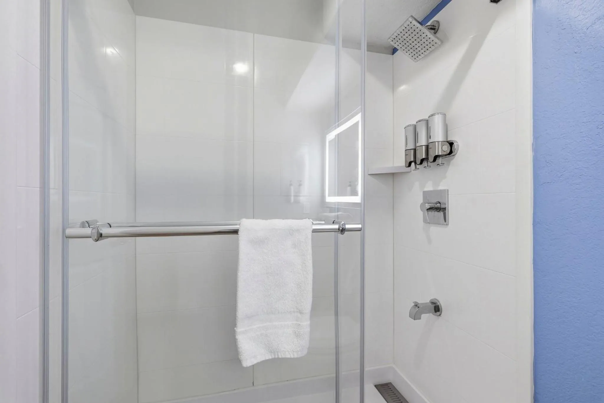 Shower in Hotel Solares