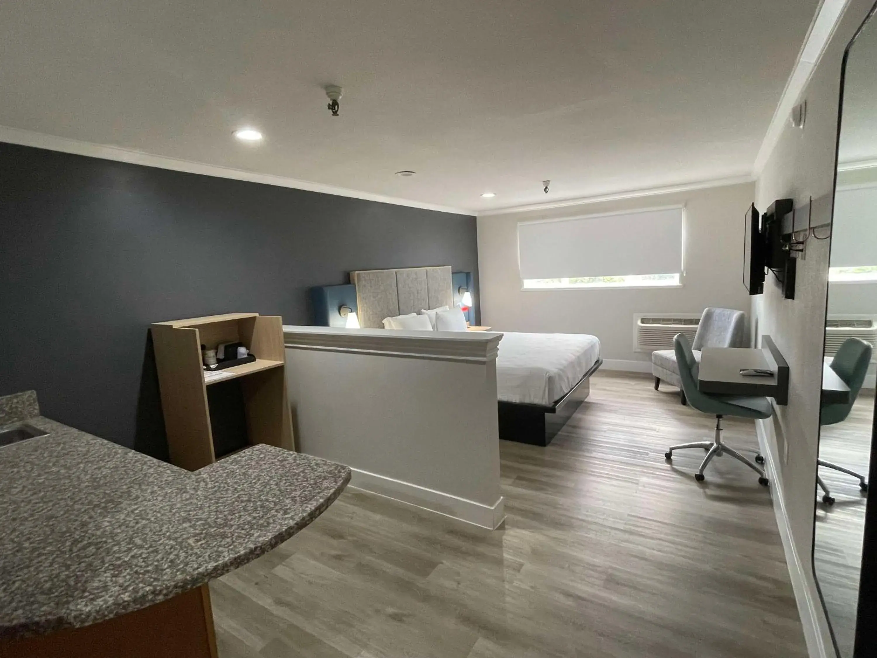 Bedroom, Bed in The Midtowner Hotel, SureStay Collection by Best Western Bedroom, Bed in The Midtowner Hotel, SureStay Collection by Best Western