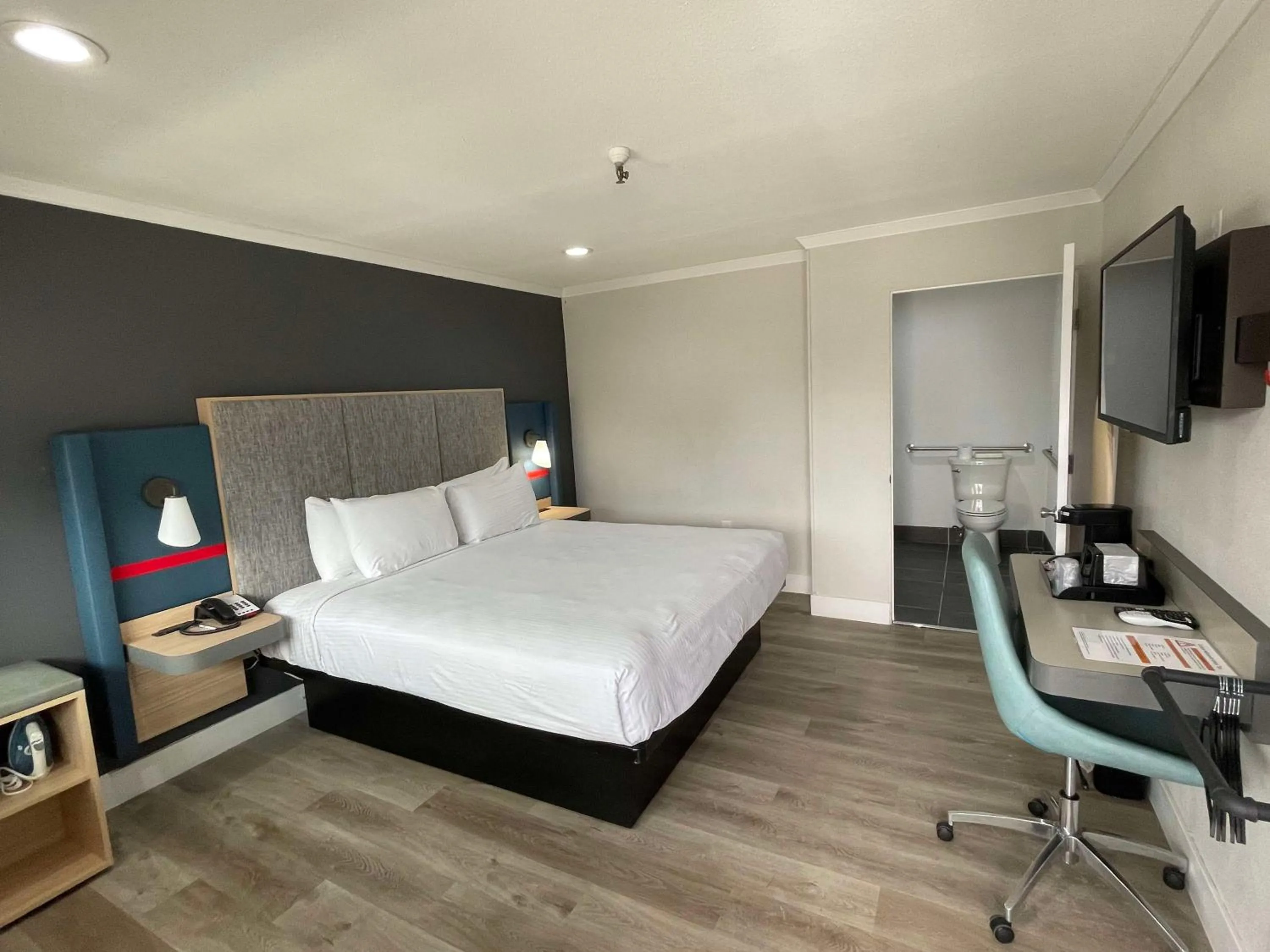 Bedroom, Bed in The Midtowner Hotel, SureStay Collection by Best Western