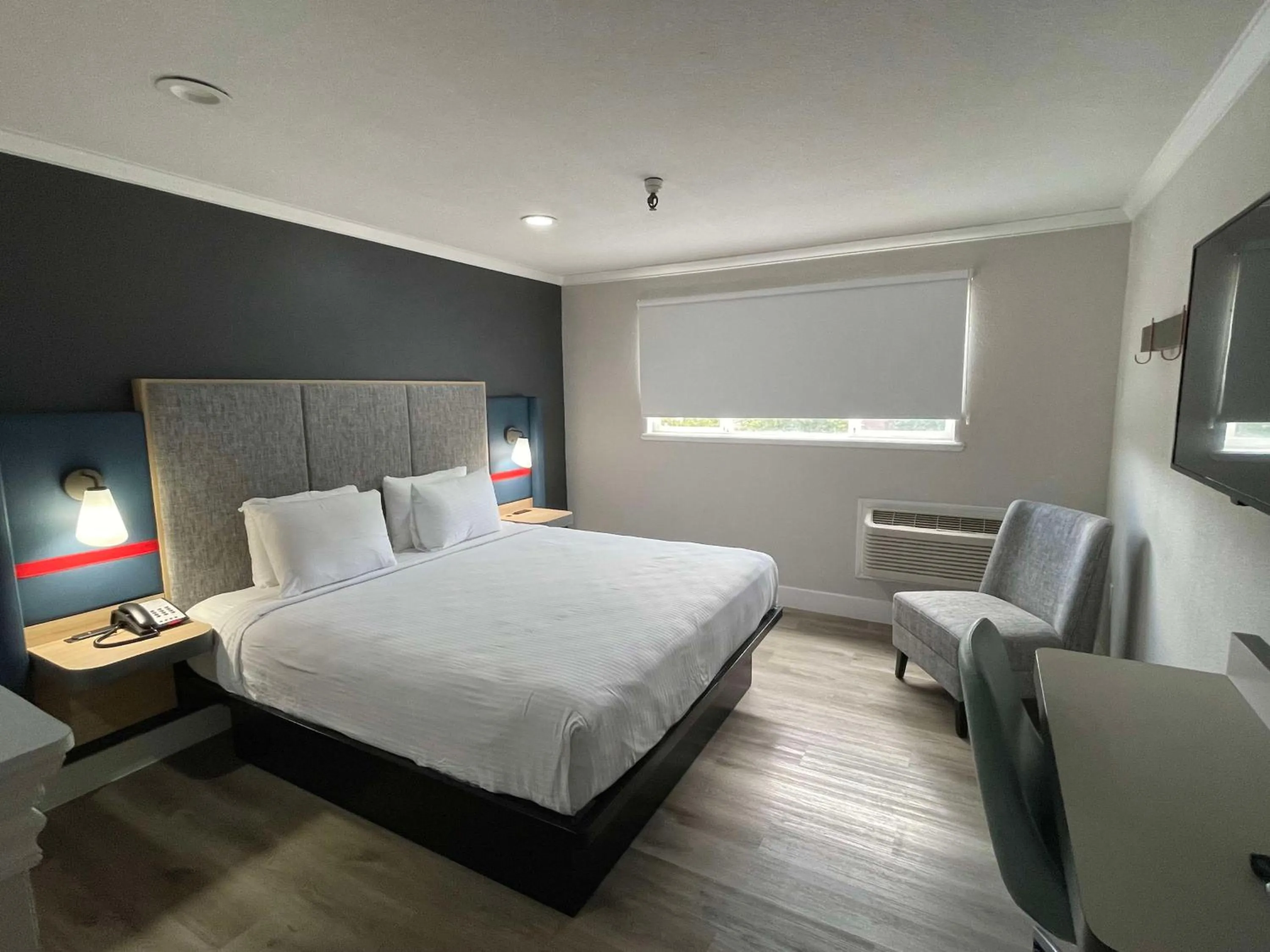Bedroom, Bed in The Midtowner Hotel, SureStay Collection by Best Western