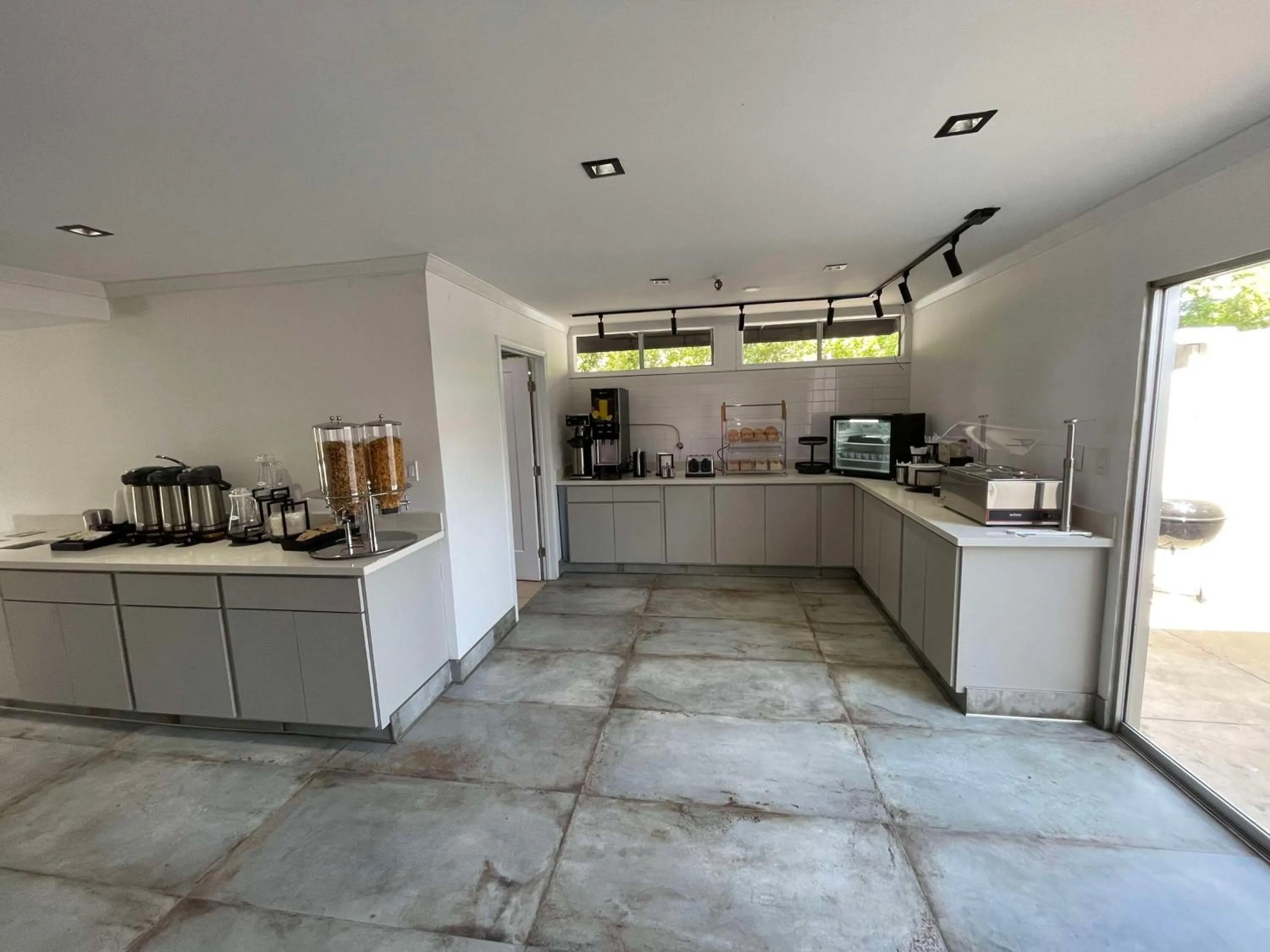 Breakfast in The Midtowner Hotel, SureStay Collection by Best Western