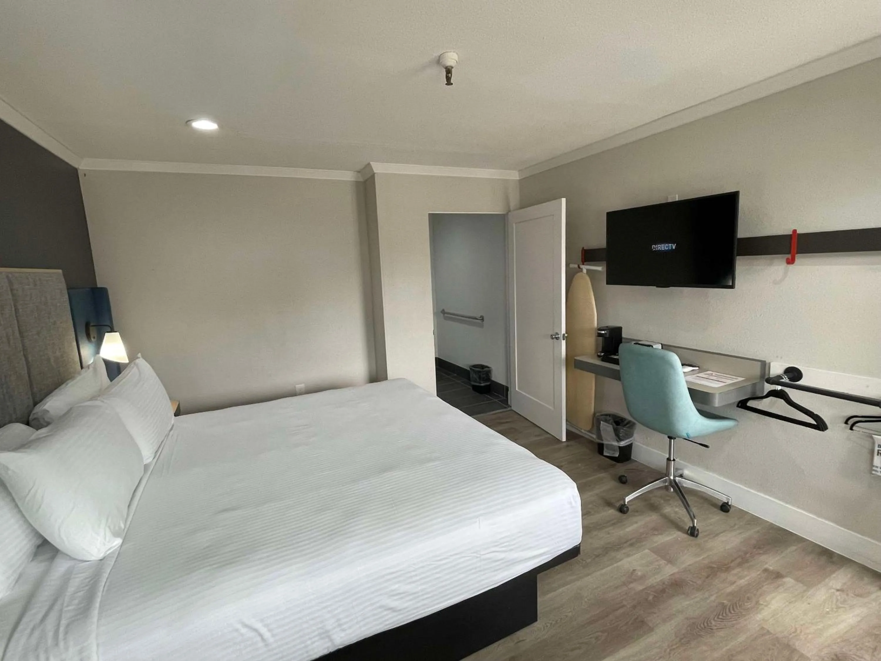 Bedroom, Bed in The Midtowner Hotel, SureStay Collection by Best Western