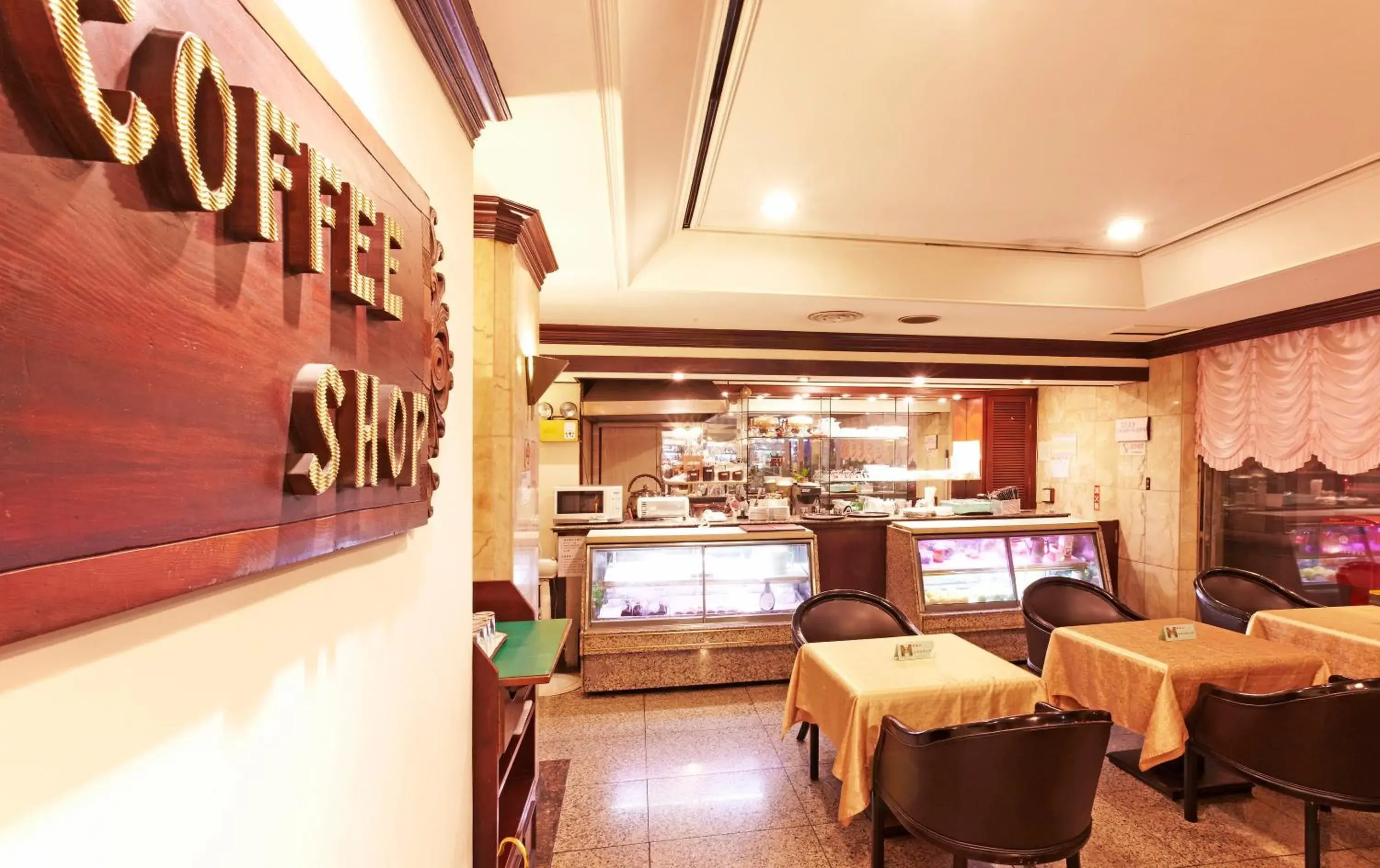 Restaurant/places to eat in Emperor Hotel Restaurant/places to eat in Emperor Hotel