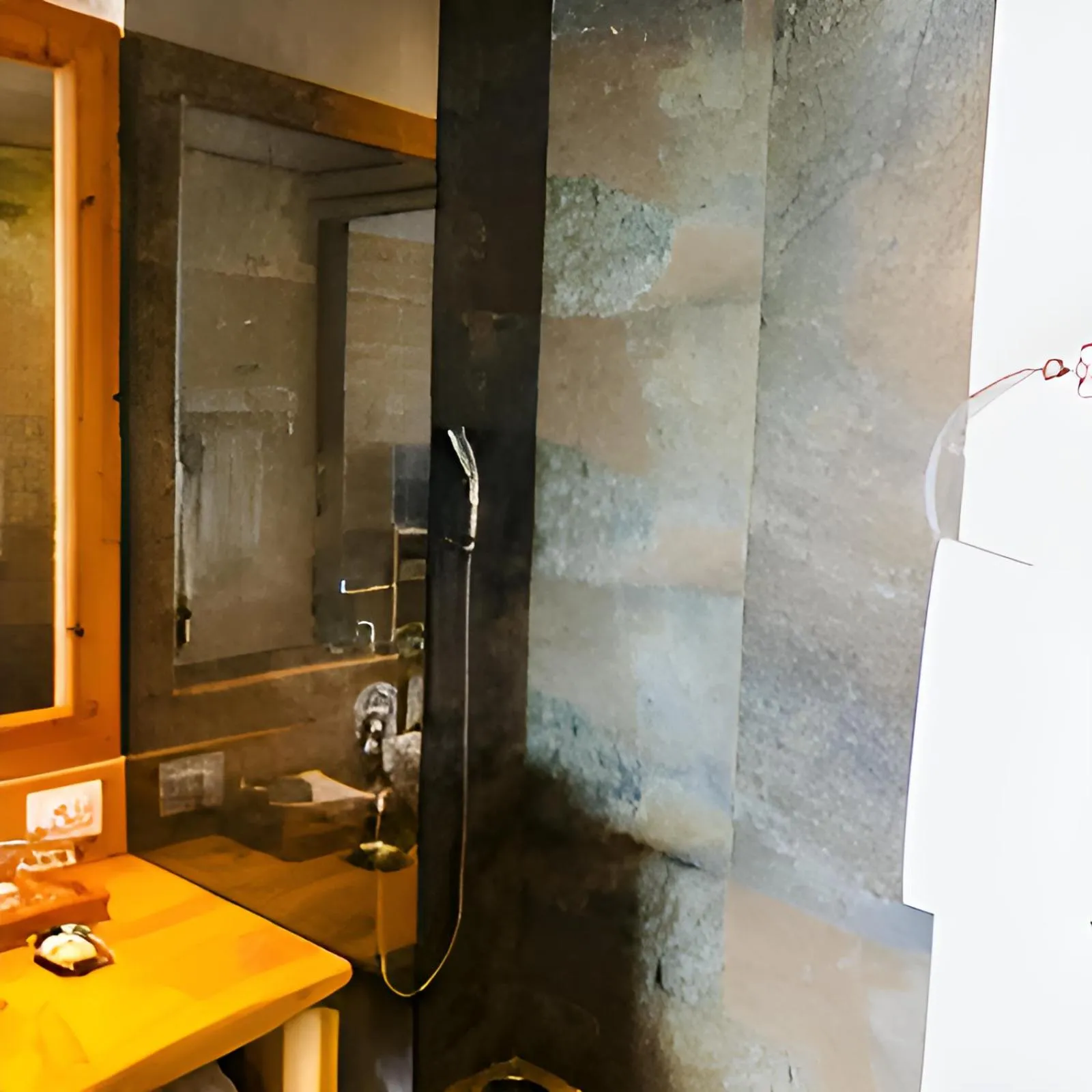 Shower in The Postcard Dewa, Thimphu, Bhutan