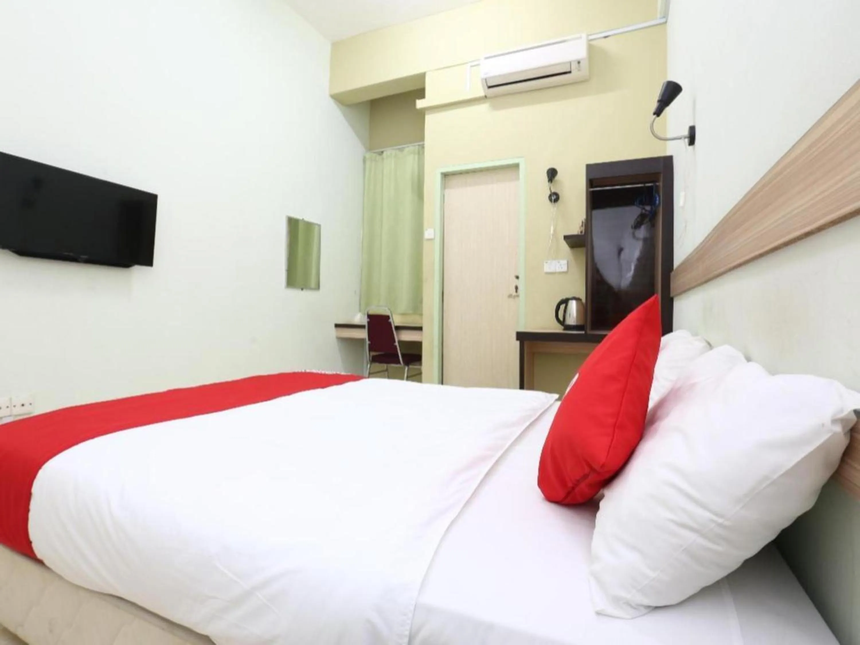 Photo of the whole room, Bed in Hotel O Green Mango @ Sri Cemerlang